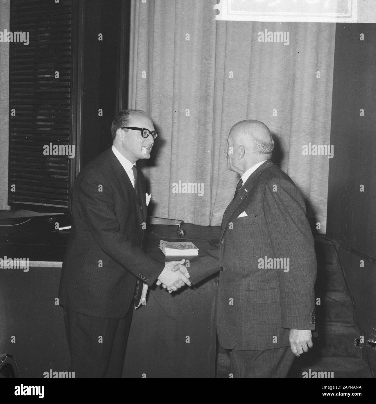 Niederländische Jugendgemeinschaft 20 Jahre Hat Oom (Vorsitzender der niederländischen Jugendgemeinschaft) verlassen Datum: 15. Oktober 1965 Ort: Amsterdam, Noord-Holland Schlüsselwörter: Handschlag, Jahrestage Stockfoto