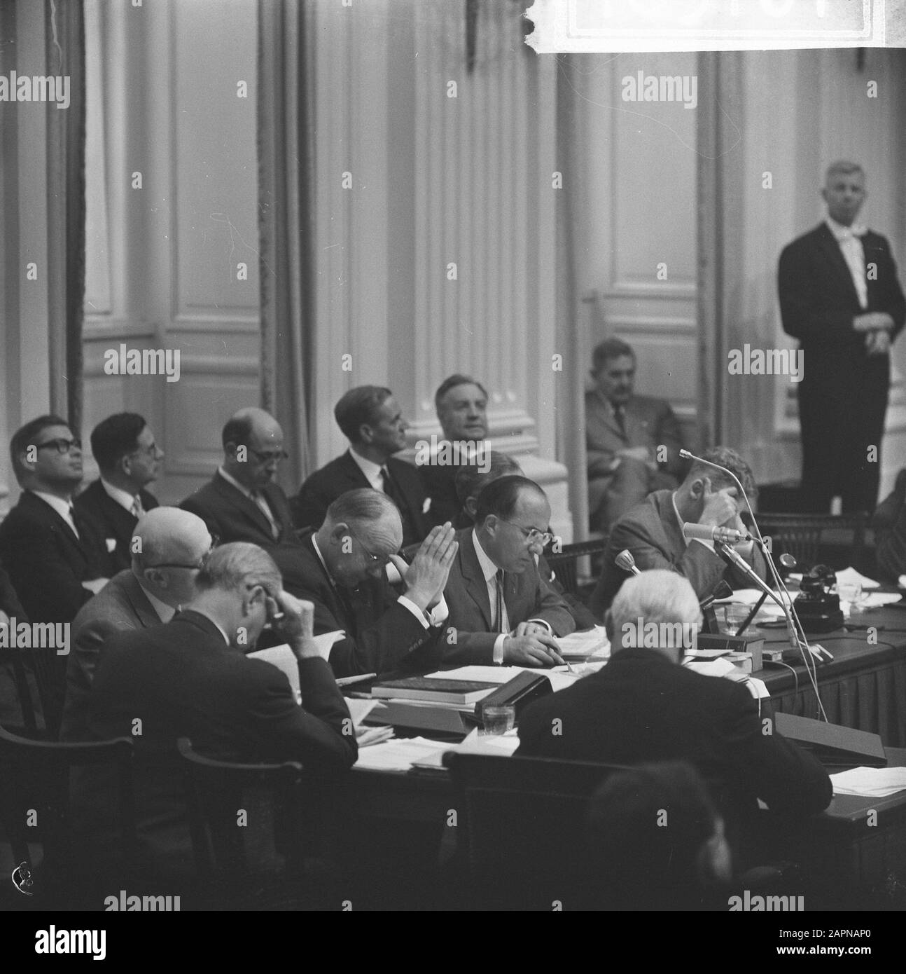 Allgemeine Politische Überlegungen im Repräsentantenhaus in den Haag Minister Vondeling van Finance während eines Arguments Datum: 13. Oktober 1965 Ort: Den Haag, Südholland Schlüsselwörter: Minister, Parlamentsdebatten, Politik, Regierungen persönlicher Name: Vondeling, Anne Stockfoto