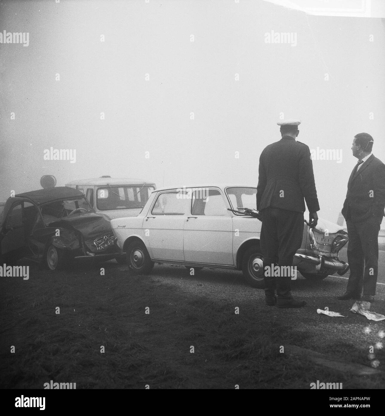 Kettenzusammenstoß aufgrund von Nebel, vermutlich auf der Autobahn Utrecht-Amsterdam, Die Auf den Kranwagen wartet Datum: 14. Oktober 1965 Schlagwörter: Nebel, Verkehrsunfälle, Straßenwärter, Wracks Stockfoto