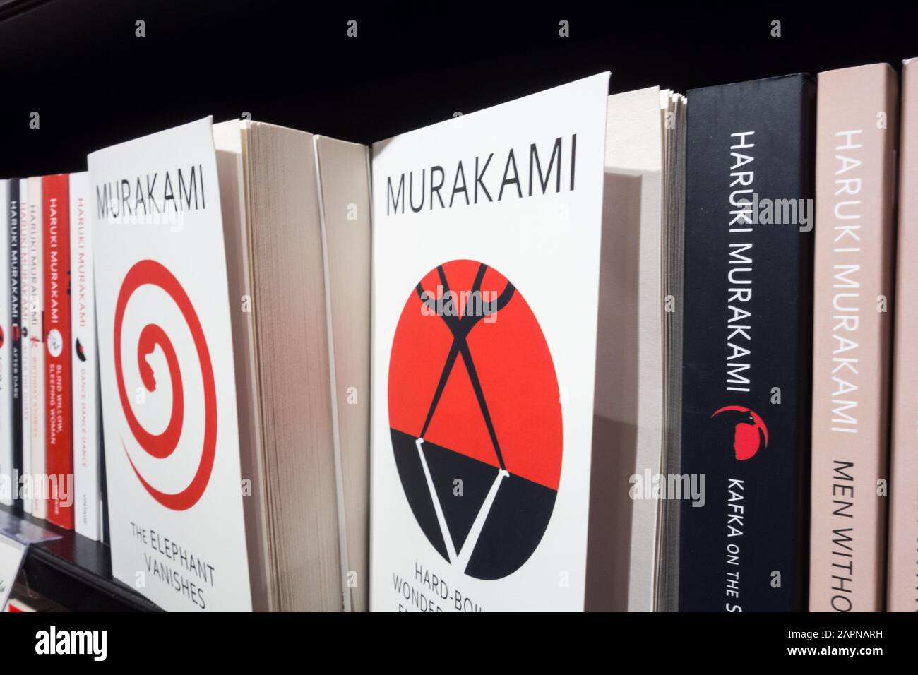 Nahaufnahme von Haruki Murakami Taschenbuchdeckeln und Buchrücken Stockfoto