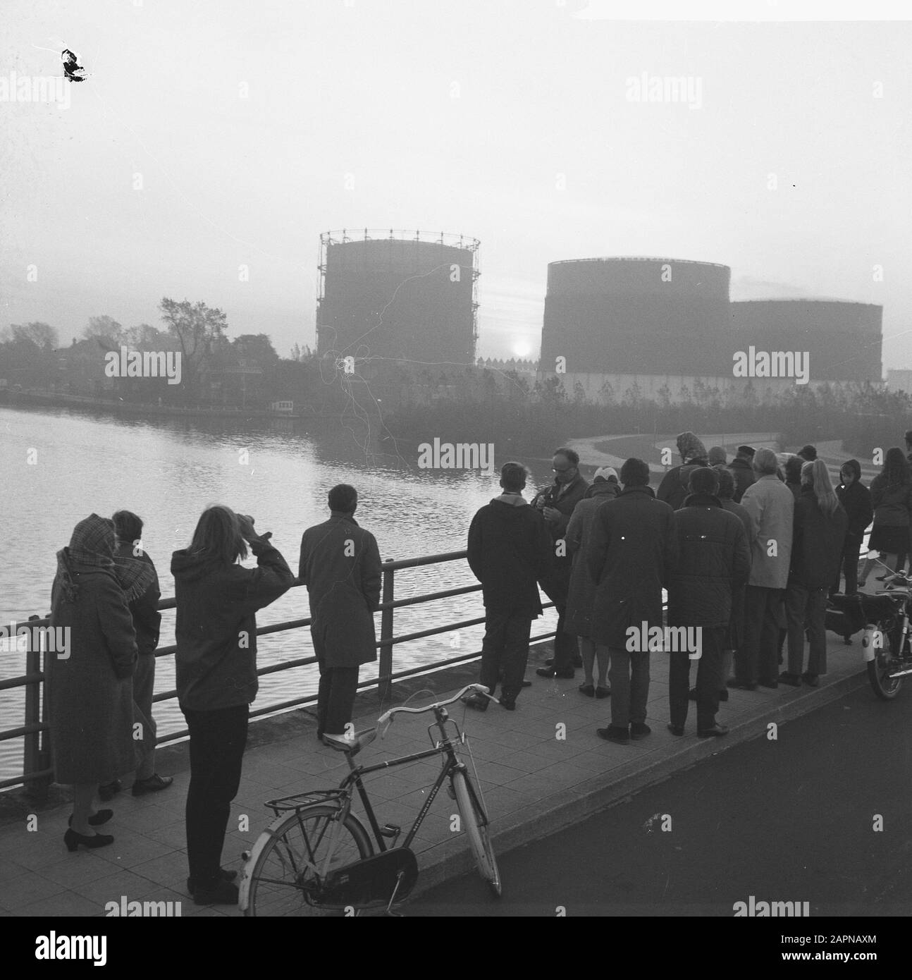 Der Komet Ikeya-Seki, der am 8. September 1965 von den japanischen Amateurastronomen Karou Ikeya und Tsutomu Seki entdeckt wurde, wäre am Himmel Zu sehen. Die Menschen auf der Brücke in der Nähe der Amstel warten vergeblich darauf, dass der Komet sichtbar wird Datum: 21. Oktober 1965 Ort: Amsterdam, Noord-Holland Schlüsselwörter: Brücken, Kometen, öffentlich Stockfoto