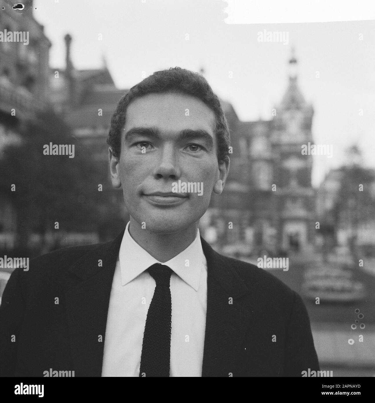 Porträt des Guus Wing, Lyriker für Kabarettgruppe Lurei Schriftsteller, Porträts, Kabarett Datum: 21. Oktober 1965 Ort: Amsterdam, Noord-Holland Schlüsselwörter: Kabarett, Porträts, Schriftsteller persönlicher Name: Wing, Guus Institutionenname: Telegraph Stockfoto