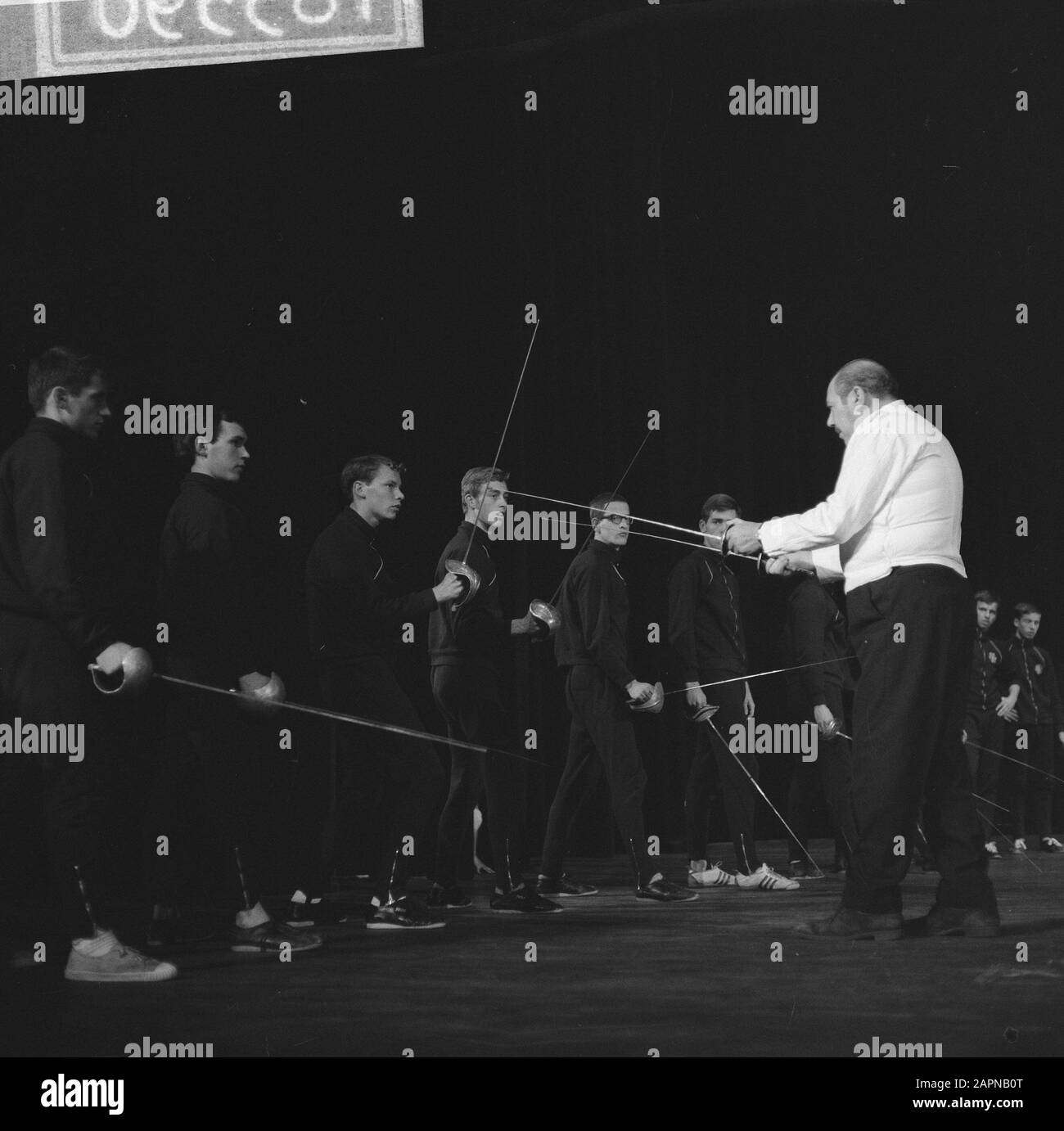 40. Jahrestag der Akademie Für Leibeserziehung in Amsterdam Vorstellung des Demonstrationsteams im Kongressgebäude Datum: 24. Oktober 1965 Standort: Amsterdam, Noord-Holland Schlüsselwörter: Demonstrationen, Jahrestage, Leibeserziehung, Bildung, Bildschirme Stockfoto