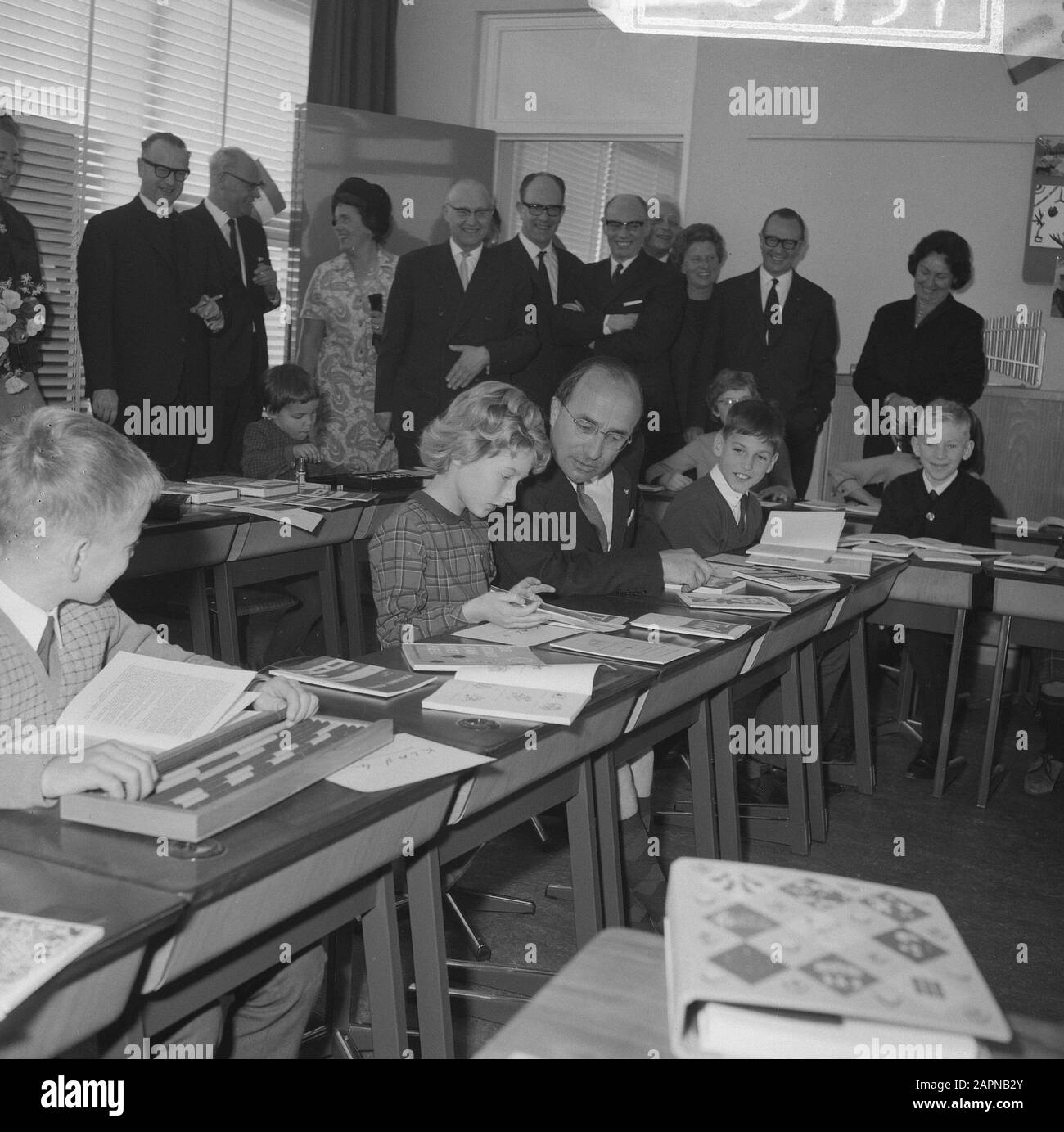 Ministerpräsident Cals bei der Eröffnung der Mr. Calsschool in Rotterdam Premierminister Cals hinter einem Tisch neben einem Studentendatum: 27. Oktober 1965 Ort: Rotterdam, South Holland Schlüsselwörter: Schüler, Ministerpräsidenten, Eröffnungen, Schulen persönlicher Name: CALs, Jo Stockfoto