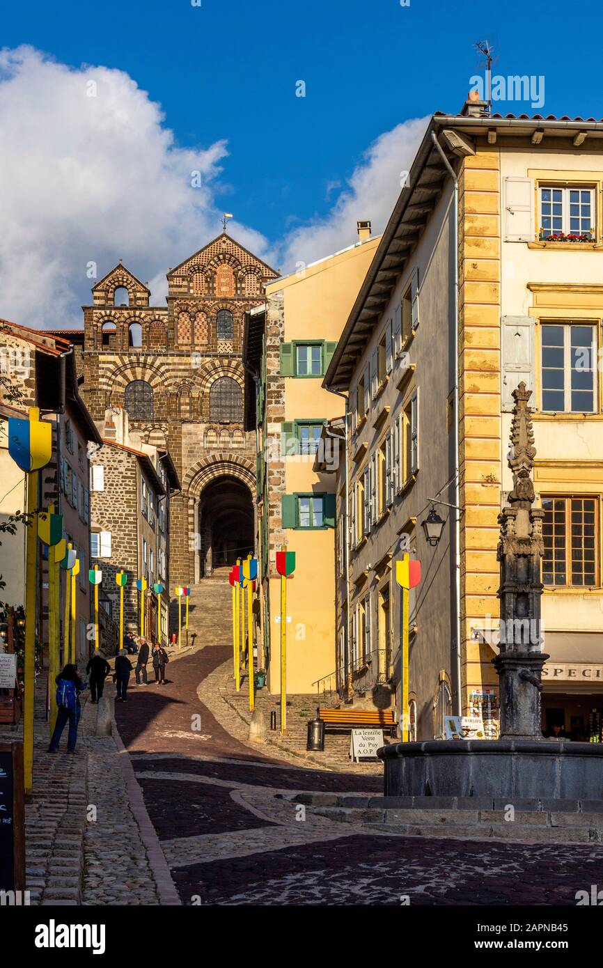 Fassade, Mariä-Verkündigungs-Kathedrale, Ausgangspunkt der Via Podiensis, Pilgerweg nach Santiago de Compostela, Le Puy en Velay Stockfoto