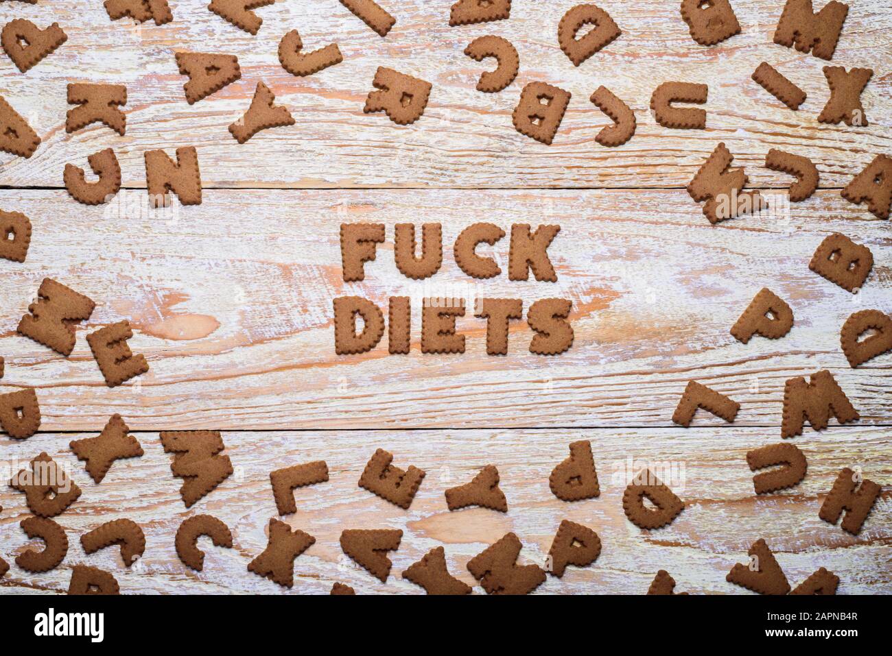 Worte von Cookies auf weißem Holz- Hintergrund Stockfoto