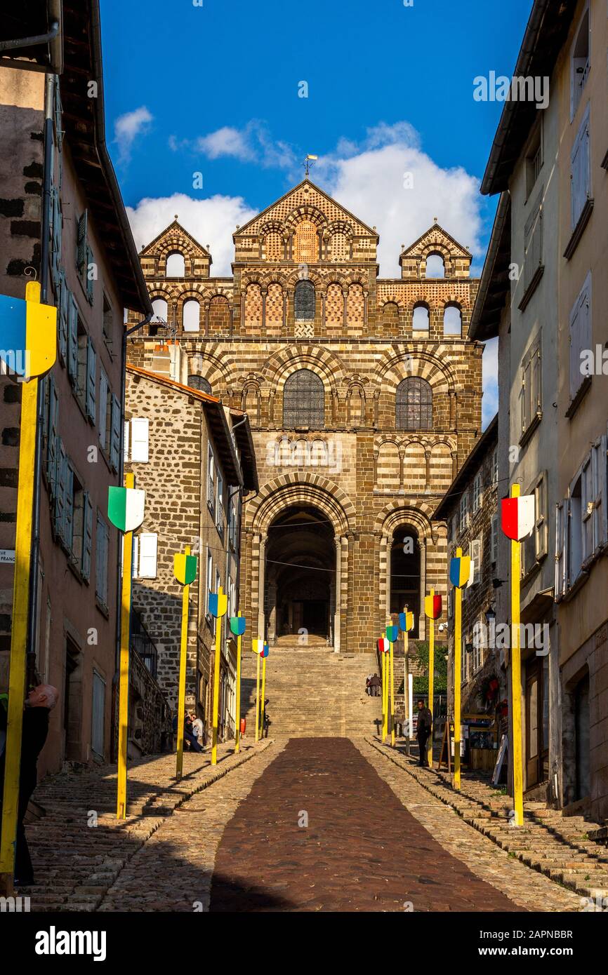 Fassade, Mariä-Verkündigungs-Kathedrale, Ausgangspunkt der Via Podiensis, Pilgerweg nach Santiago de Compostela, Le Puy en Velay Stockfoto