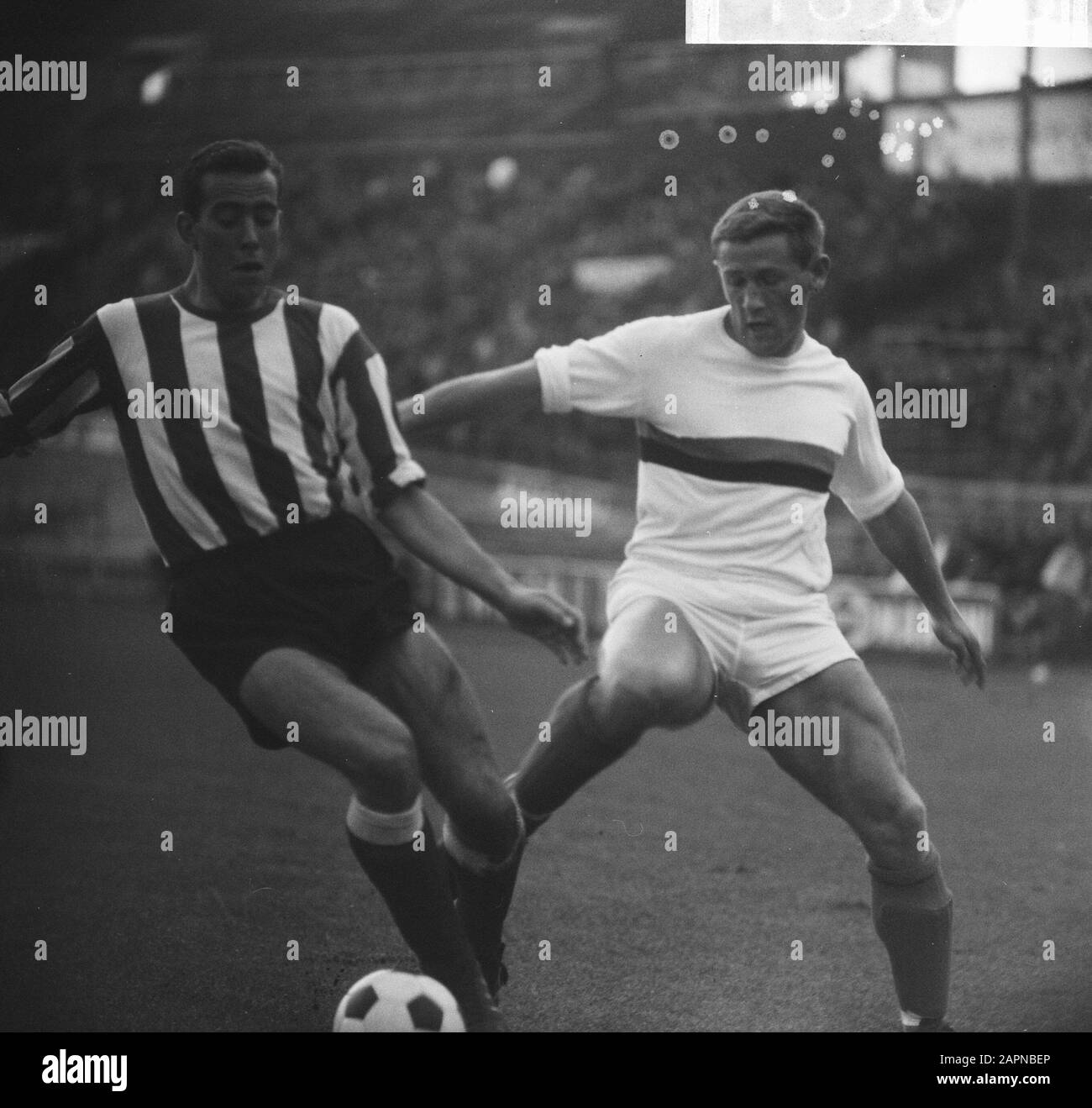 Fußballspiel DWS gegen PSV in Amsterdam: 2-2; Daan Writers während eines Duells mit Frans Geurtsen Datum: 28. November 1965 Ort: Amsterdam, Noord-Holland Schlagwörter: Sport, Fußball usw. Fußballer persönlicher Name: Geurtsen, Französisch, Schriftsteller, Daan Institution Name: PSV Stockfoto