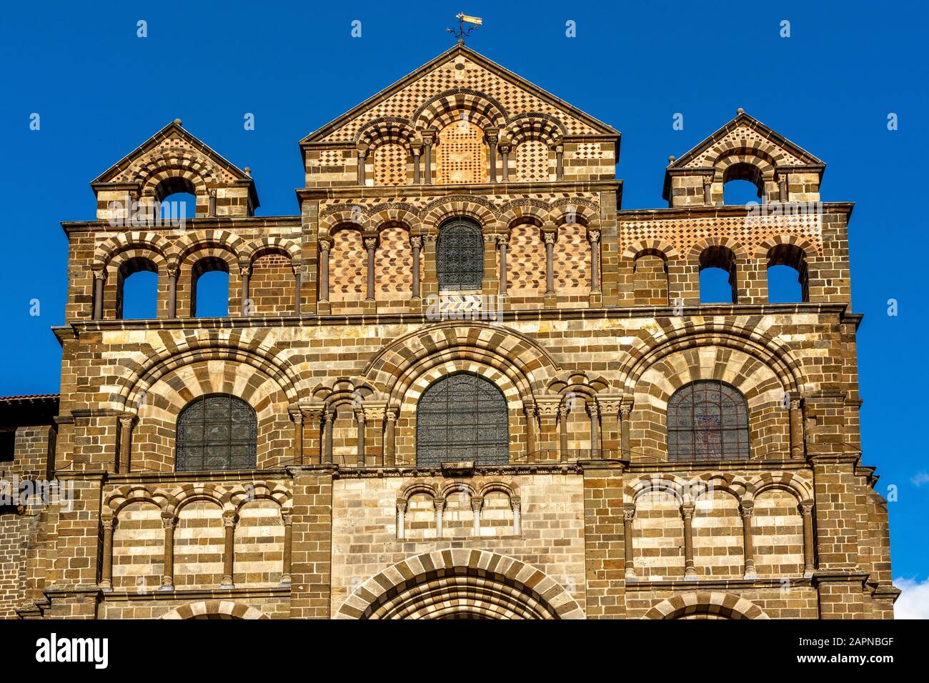 Fassade, Mariä-Verkündigungs-Kathedrale, Ausgangspunkt der Via Podiensis, Pilgerweg nach Santiago de Compostela, Le Puy en Velay Stockfoto