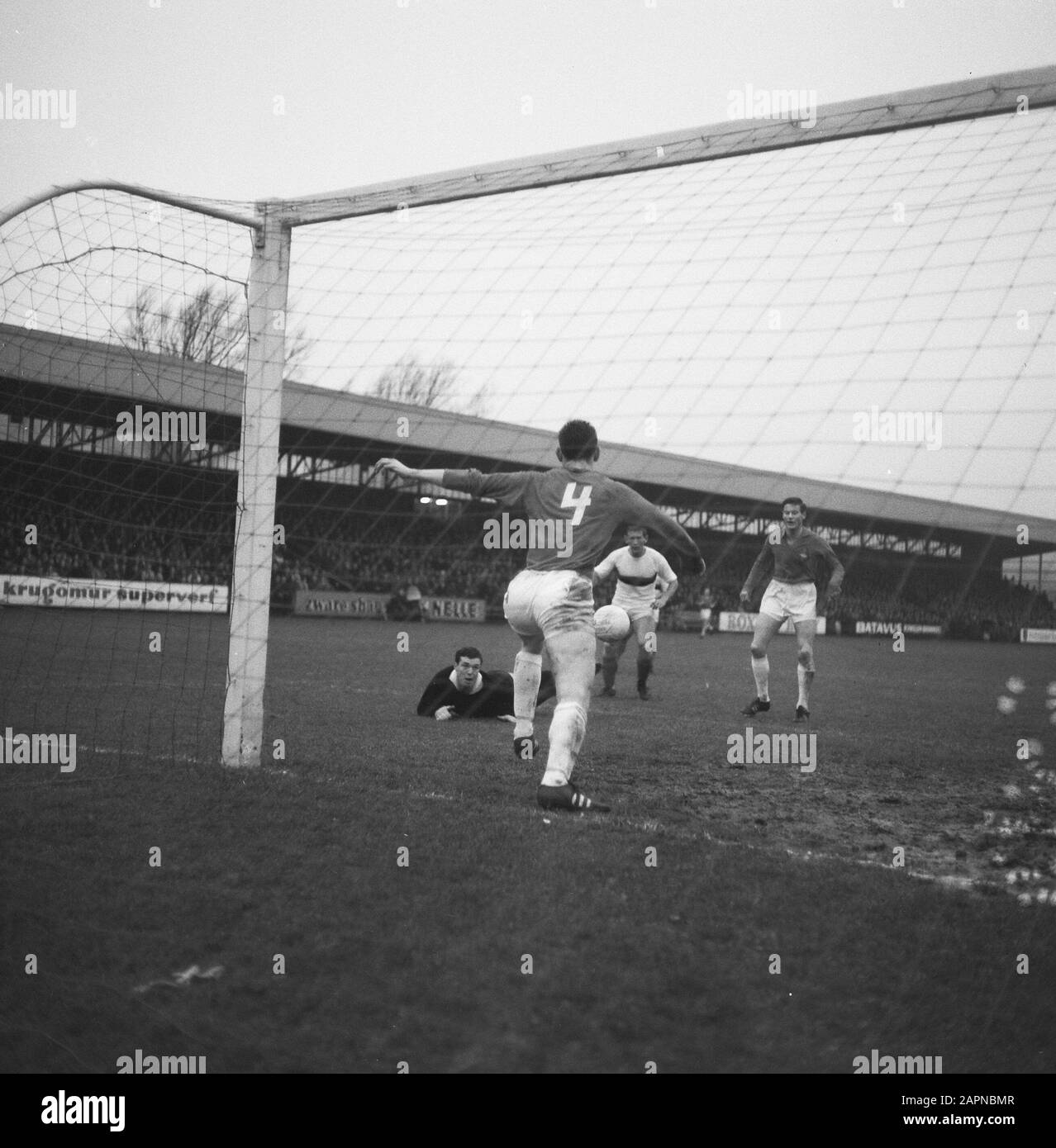Fußballspiel Telstar gegen DWS in Velsen-Süd: 2-2; Spielmoment Datum: 5. Dezember 1965 Ort: Velsen-Schlüsselwörter: Fußball, Fußballer-Institution Name: Telstar Stockfoto