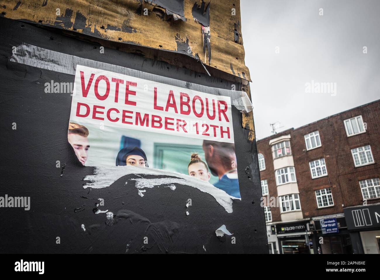 Ein zerrissenes und zerrissenes General Election Poster in Finchley, London, Großbritannien Stockfoto