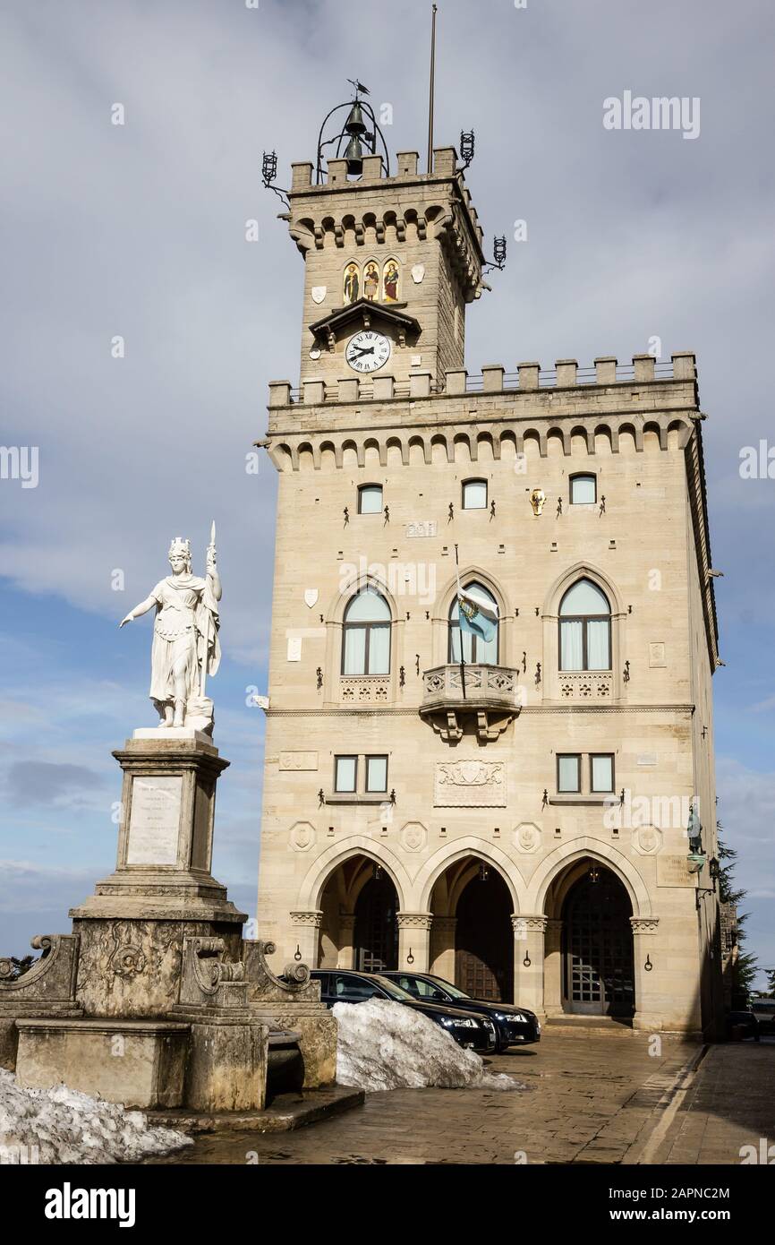 Zentraler Platz mit Freiheitsdenkmal in San Marino Stockfoto