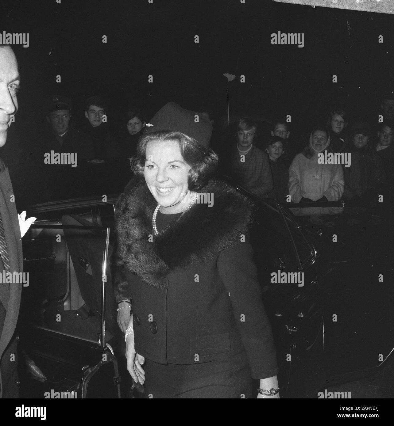 UNICEF TV-Sendung Prinzessin Beatrix bei Ankunft am Singer-Laren Datum: 23. November 1966 Ort: Laren (Noord-Holland), Noord-Holland Schlüsselwörter: An- und Abreise, Prinzessinnen, Fernsehprogramme persönlicher Name: Beatrix (Crown Princess Netherlands) Name Der Einrichtung: UNICEF Stockfoto