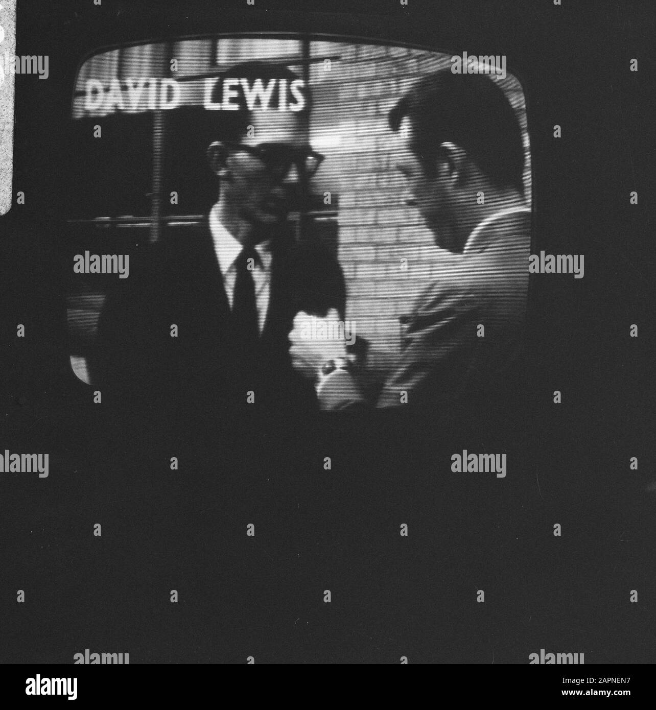 Lee Harvey Oswald vertreibt Pro-Kuba-Flugschriften in New-Orleans TV, David Lewis Annotation: Television Recording Date: 23. Februar 1967 Ort: New Orleans Keywords: Pamphlets Personenname: David Lewis, Oswald, Lee Harvey Stockfoto