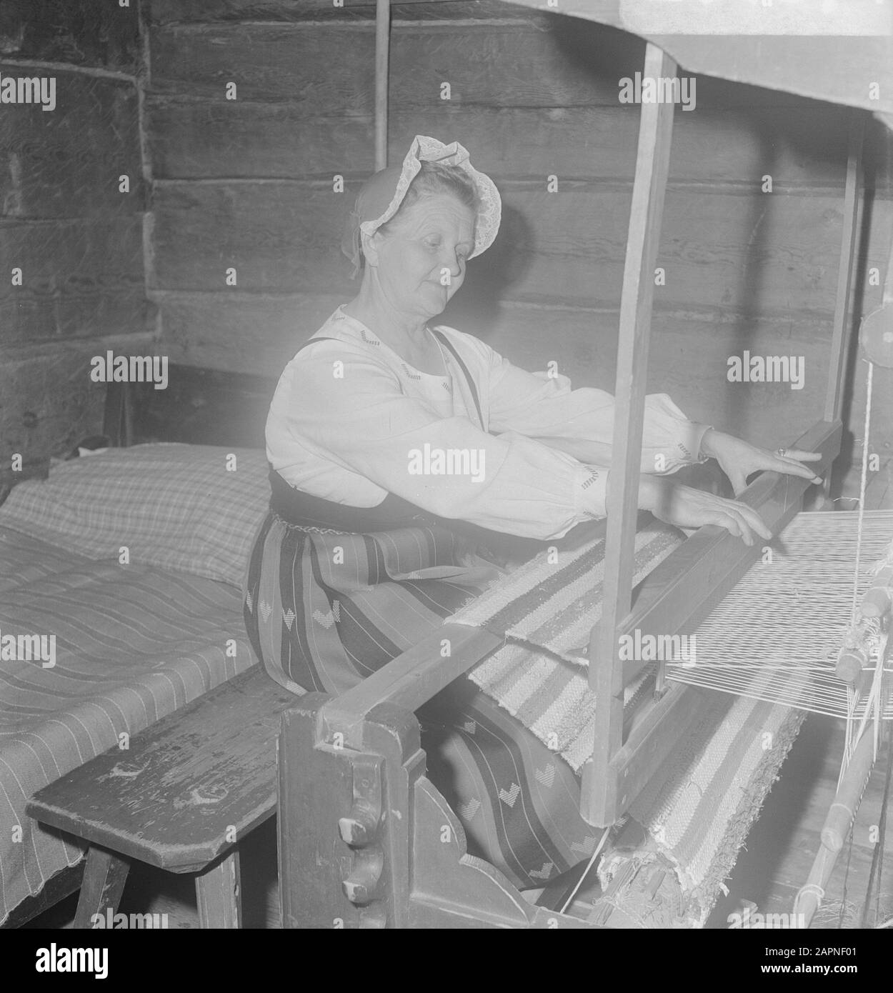 Finnland Frau in traditioneller Tracht Weberei Datum: 5. Juli 1967 Ort: Finnland Schlagwörter: Kostüm, Frauen, Weber Stockfoto