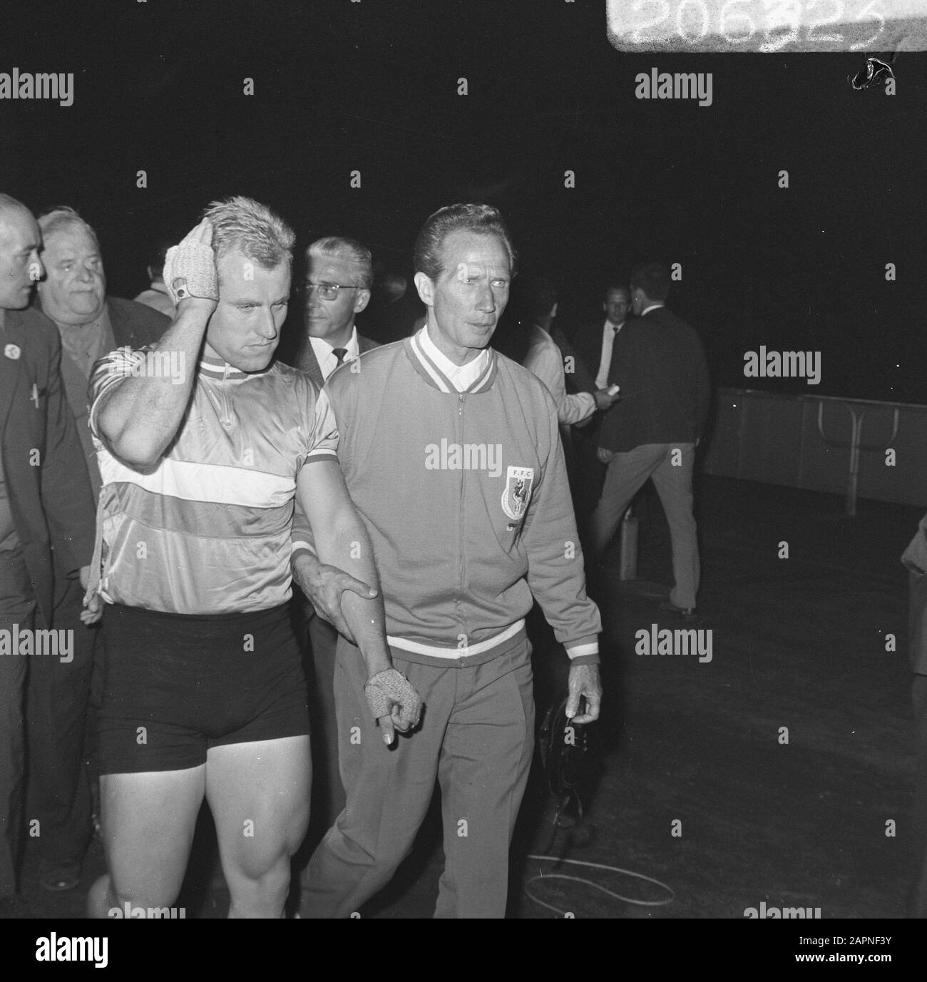 Radweltmeisterschaften, Achtelfinale Sprint-Amateure. Trentin fiel. Hier mit seinem Trainer Datum: 24. August 1967 Ort: Amsterdam Schlagwörter: Bahnradsport, Name der Sportperson: Trentin, Pierre Stockfoto