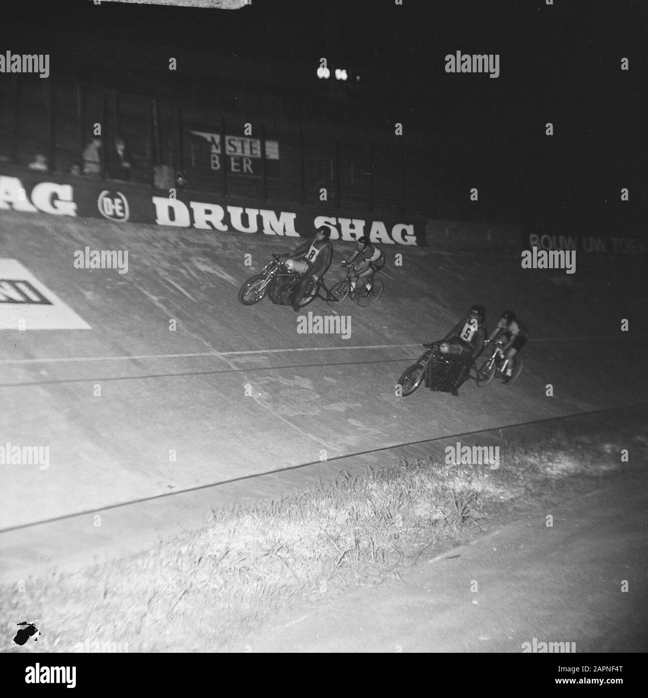 Weltmeisterschaft Radeln, zweite Serie Pfropfenruder. Jaap Oudkerk (links) lapt der belgische Verschueren Datum: 24. August 1967 Ort: Amsterdam Schlagwörter: Bahnradsport, Name der Sportperson: Oudkerk, Jaap, Verschueren, Stockfoto