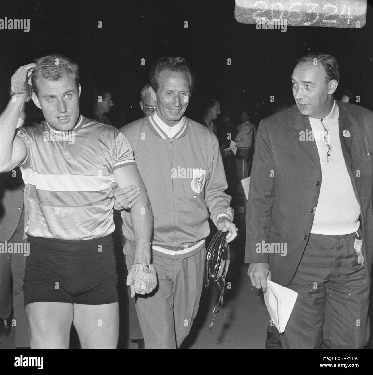 Radweltmeisterschaften, Achtelfinale Sprint-Amateure. Trentin fiel. Hier mit seinem Trainer Datum: 24. August 1967 Ort: Amsterdam Schlagwörter: Bahnradsport, Name der Sportperson: Trentin, Pierre Stockfoto