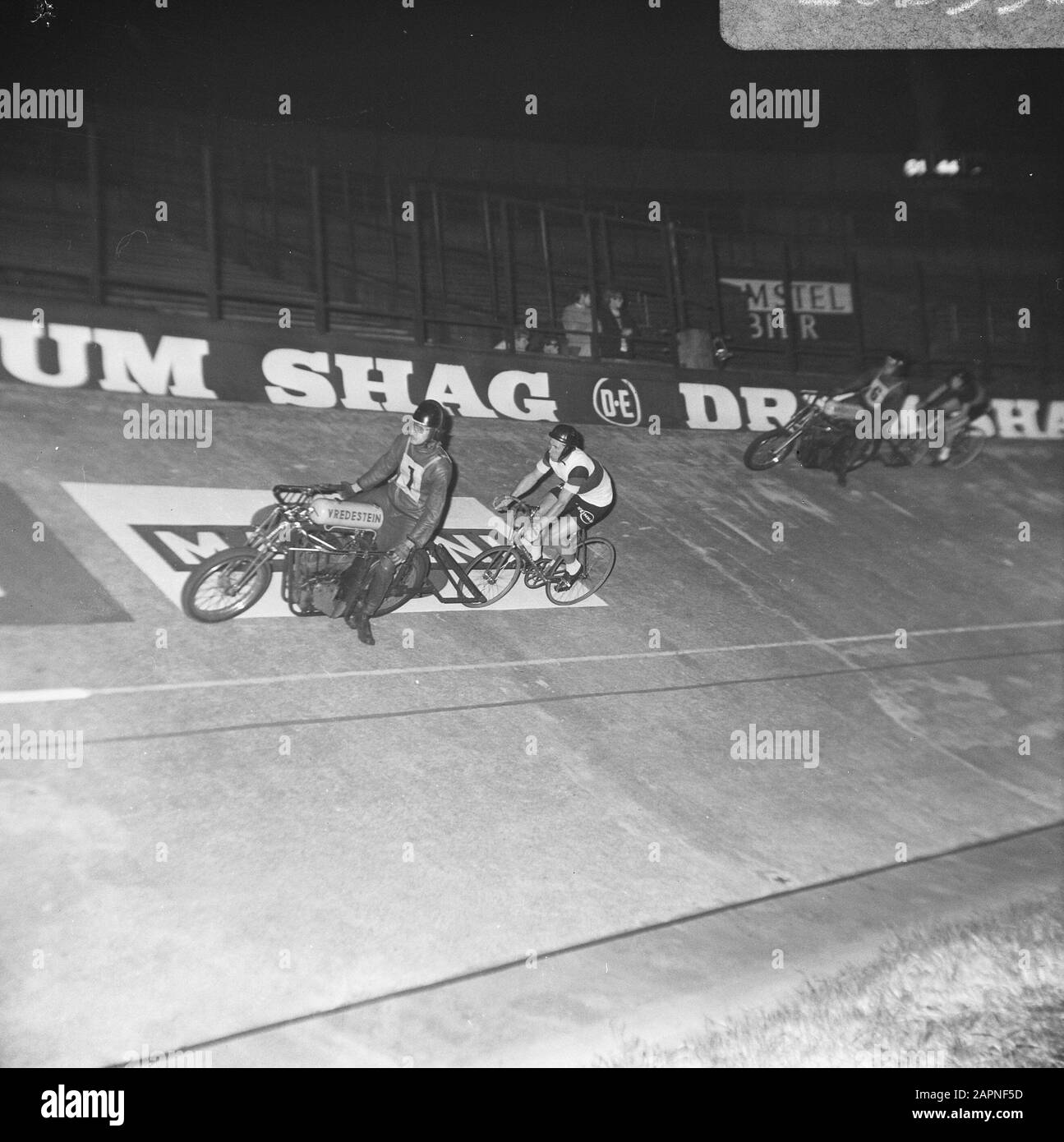 Weltmeisterschaft Radeln, Serie Pfropfenruder. Legrand mit Schrittmacher Stakenburg in Aktion Datum: 24. August 1967 Ort: Amsterdam Schlagwörter: Bahnradsport, Sport persönlicher Name: Legrand, Jan, Stakenburg, Joop Stockfoto