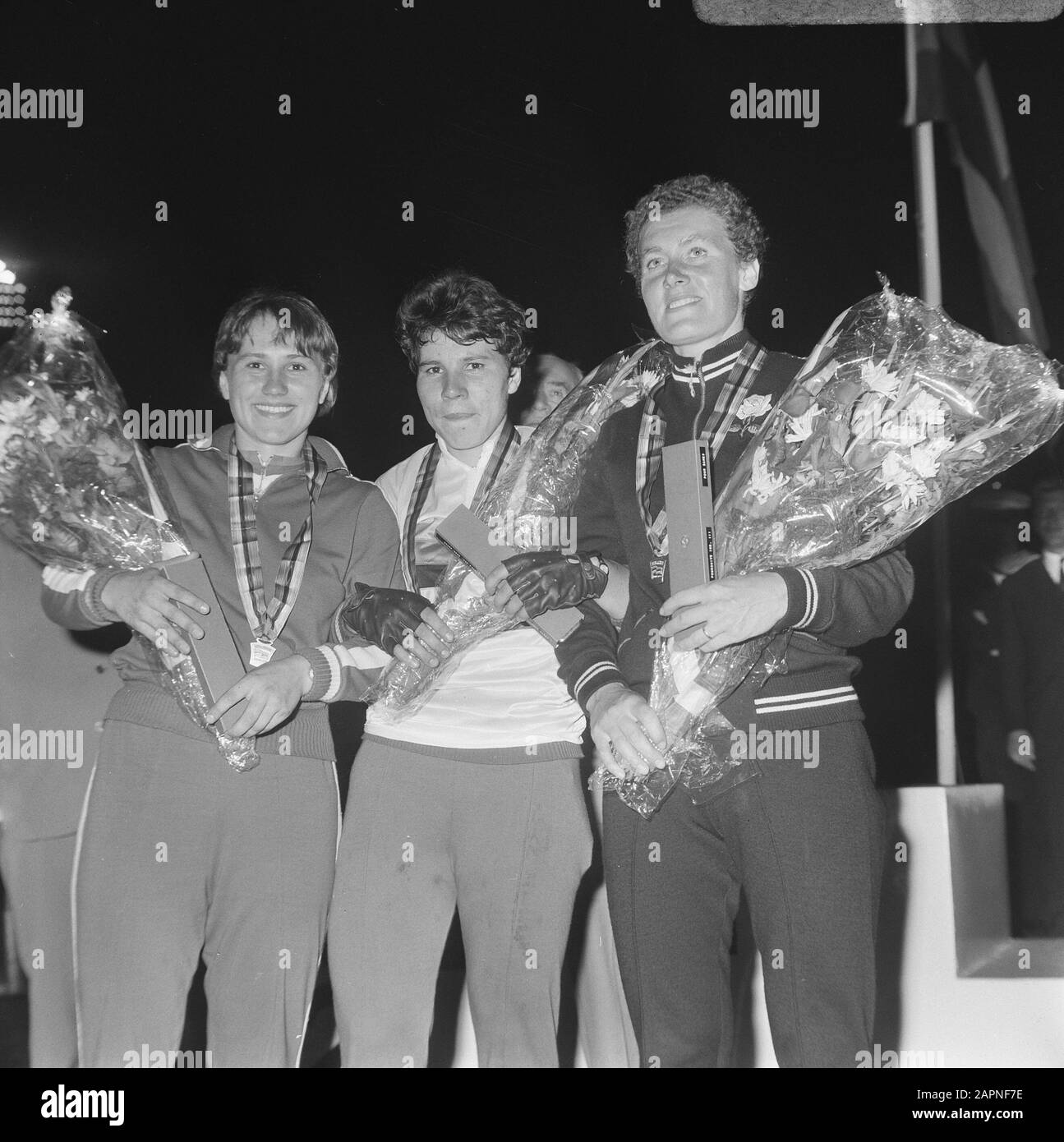 Radweltmeisterschaften. Die Zahlen 1.2 und 3 bei den Damen der Etappenjagd. Obodovskaja (2., Russland), Garkouchina (1. Russland), Burton (3., Großbritannien) Datum: 24. August 1967 Ort: Amsterdam Schlagwörter: Bahnradsport, Name der Sportperson: Burton, Beryl, Garkouchina, Tamara, Obodovskaja, Raisa Stockfoto