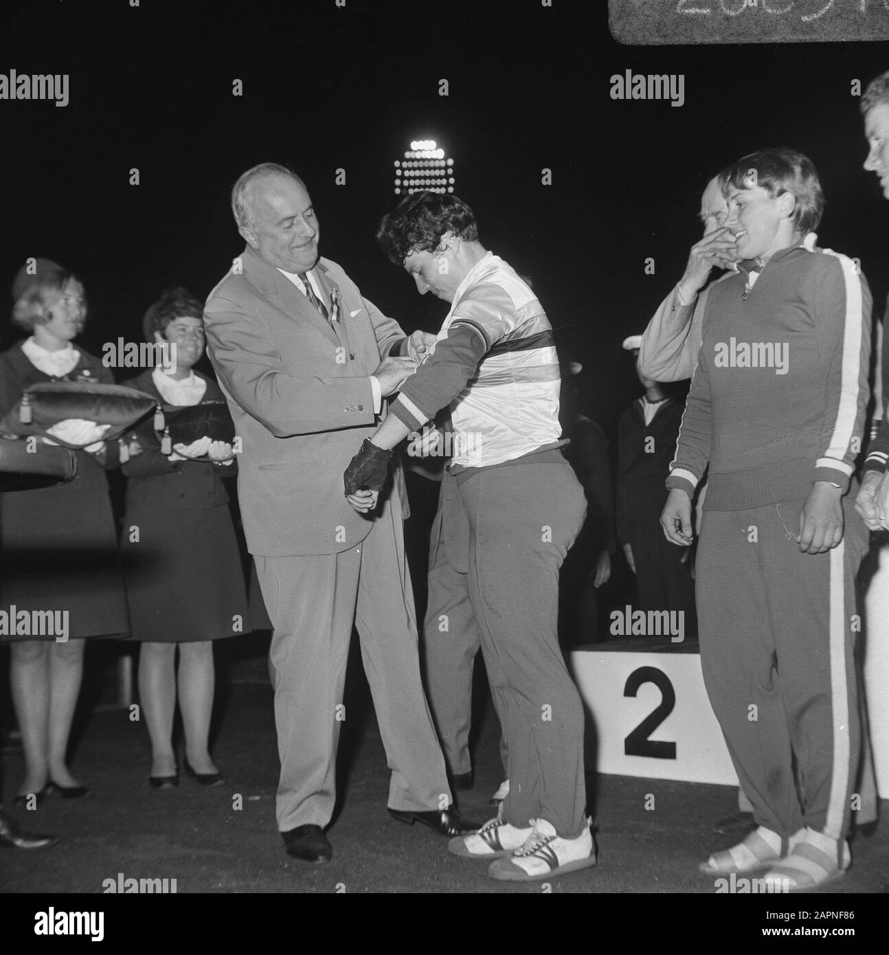 Radweltmeisterschaften Garkouchina (1. Russland) setzt auf Regenbogenhemd, links von ihrer Obodovskaja (2., Russland), ganz rechts Burton (3., Großbritannien) Datum: 24. August 1967 Ort: Amsterdam Schlagwörter: Bahnradsport, Name der Sportperson: Burton, Beryl, Garkouchina, Tamara, Obodskaja, Raisa Stockfoto