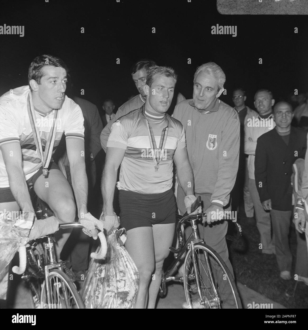 Weltmeisterschaften Radeln, Sprint-Amateure. Morelon und Terintin (beide Frankreich) Datum: 25. August 1967 Ort: Amsterdam Schlagwörter: Bahnradsport, Sport persönlicher Name: Morelon, Daniel, Trentin, Pierre Stockfoto