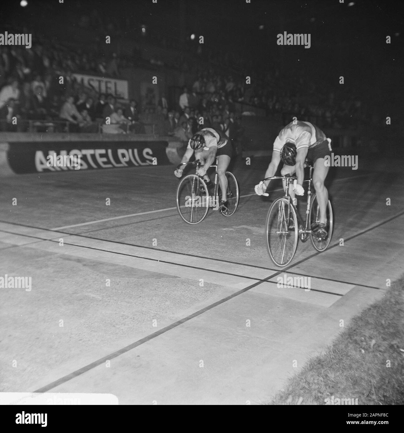 Radweltmeisterschaften. Endspurt Amateure. Der Franzose Morelon (rechts) schlägt Landsmann Trentin Datum: 25. August 1967 Ort: Amsterdam Schlagwörter: Bahnradsport, Name der Sportperson: Morelon, Daniel, Trentin, Pierre Stockfoto