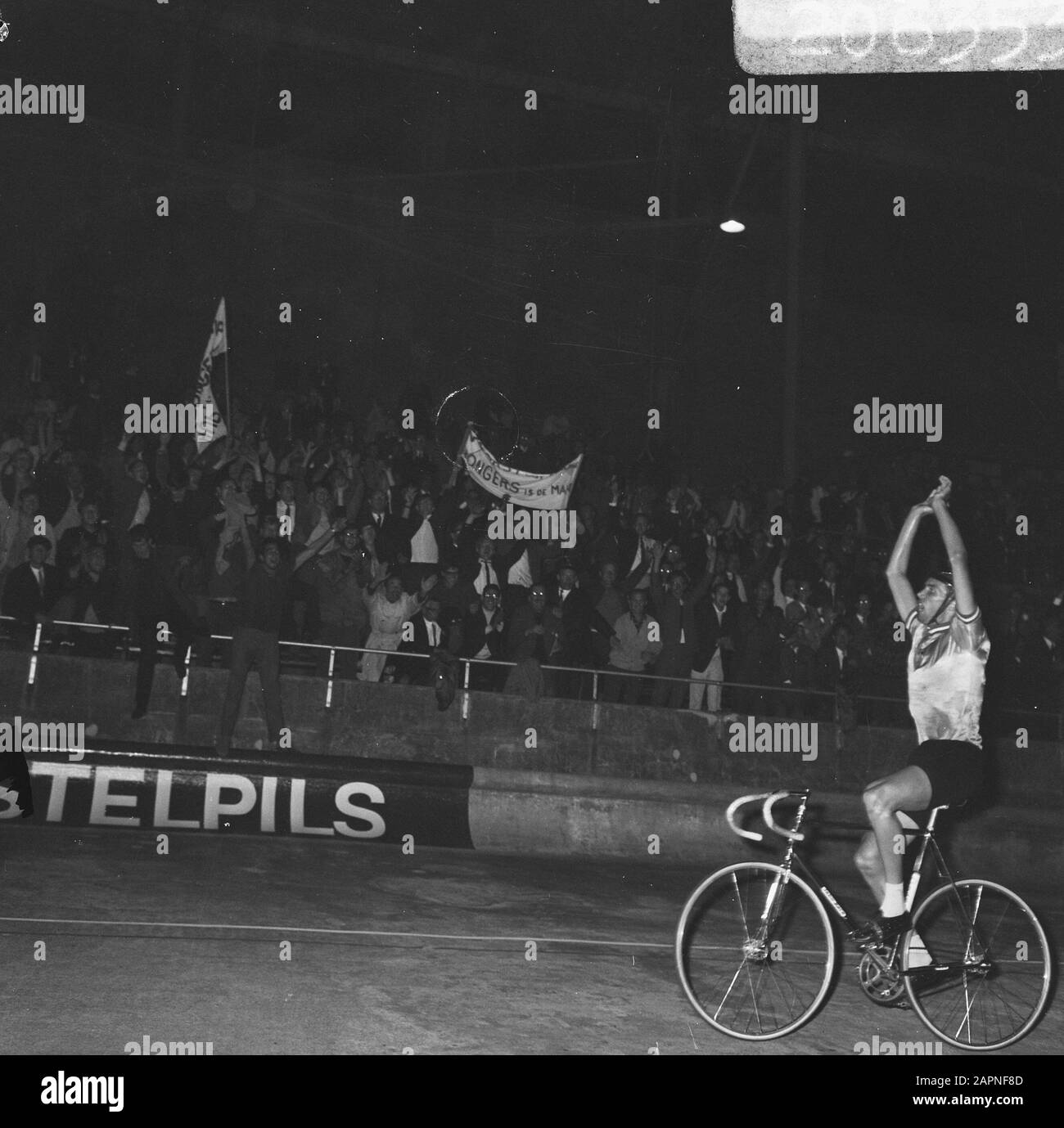 Radweltmeisterschaften, letzte Verfolgungs-Amateure. Gert Bongers geht als Sieger über die Linie Datum: 25. August 1967 Schlagwörter: Bahnradsport, Sportperson Name: Bongers, Gert Stockfoto