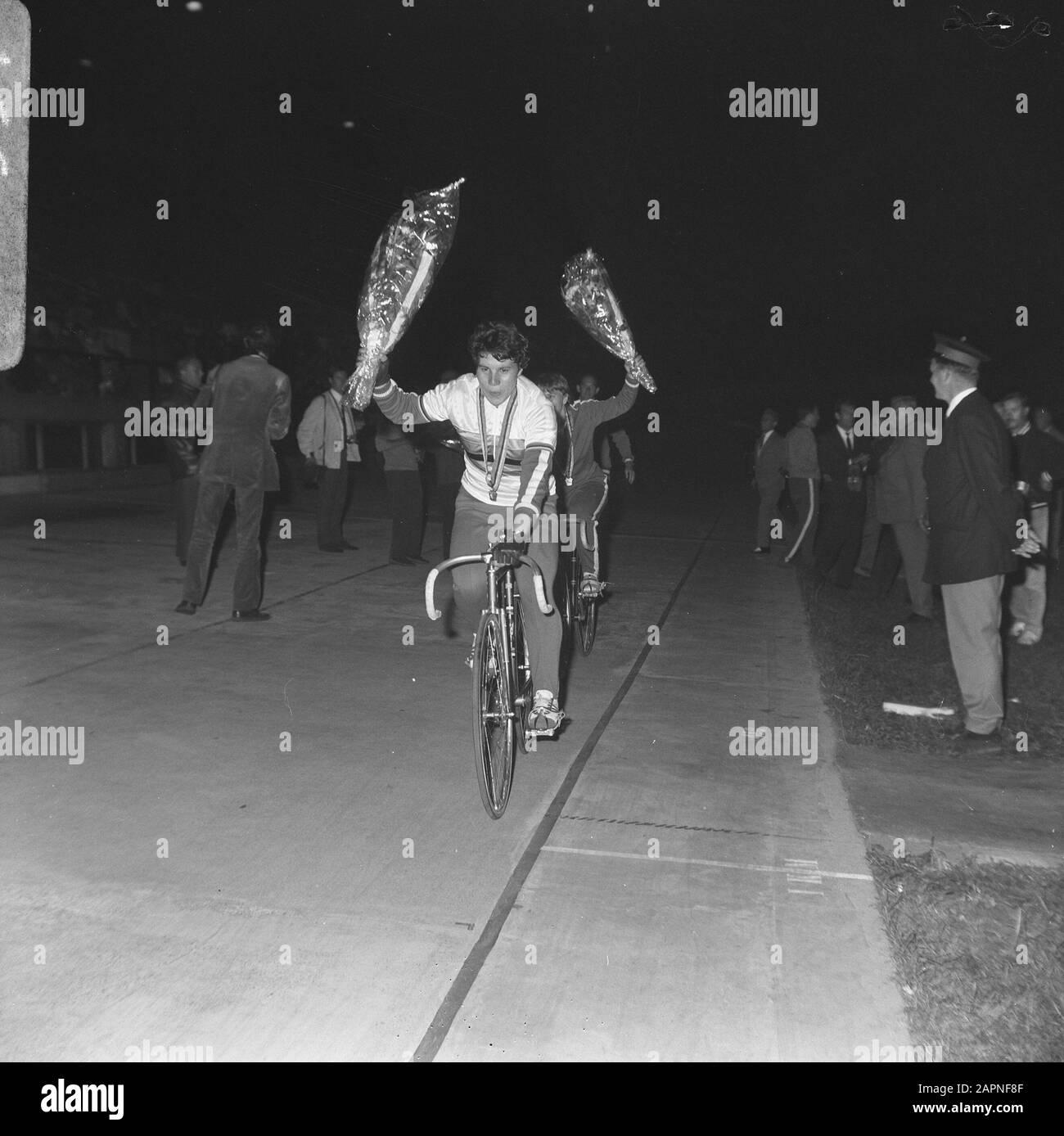 Radweltmeisterschaften. Russin Garkouchina Weltmeister-Verfolgungsjagd, Ehrenrunde im Regenbogentrikot Datum: 24. August 1967 Ort: Amsterdam Schlagwörter: Bahnradsport, Sport Stockfoto
