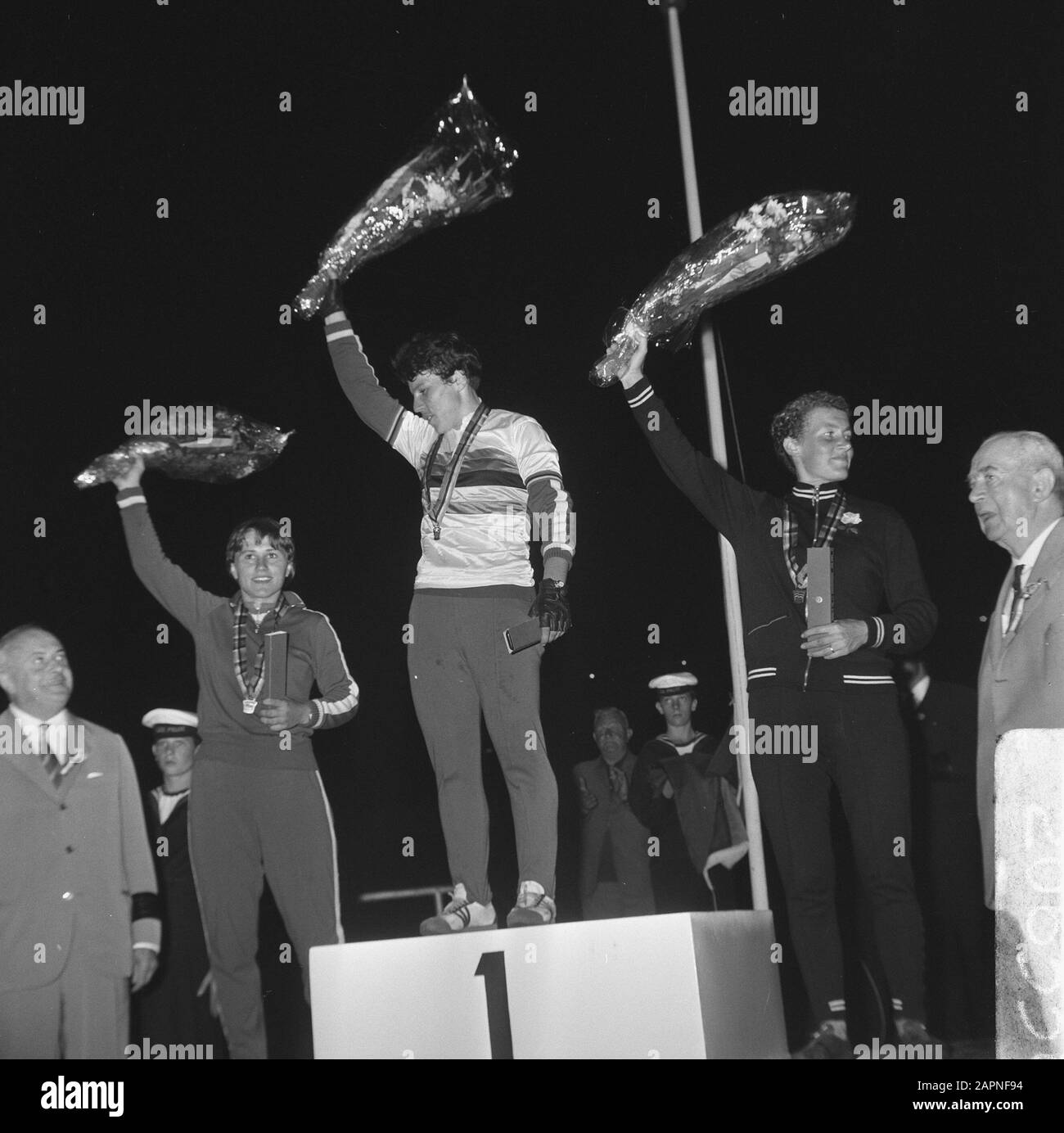 Radweltmeisterschaften. Die Zahlen 1.2 und 3 bei den Damen der Etappenjagd. Obodovskaja (2., Russland), Garkouchina (1. Russland), Burton (3., Großbritannien) Datum: 24. August 1967 Ort: Amsterdam Schlagwörter: Bahnradsport, Sport Stockfoto