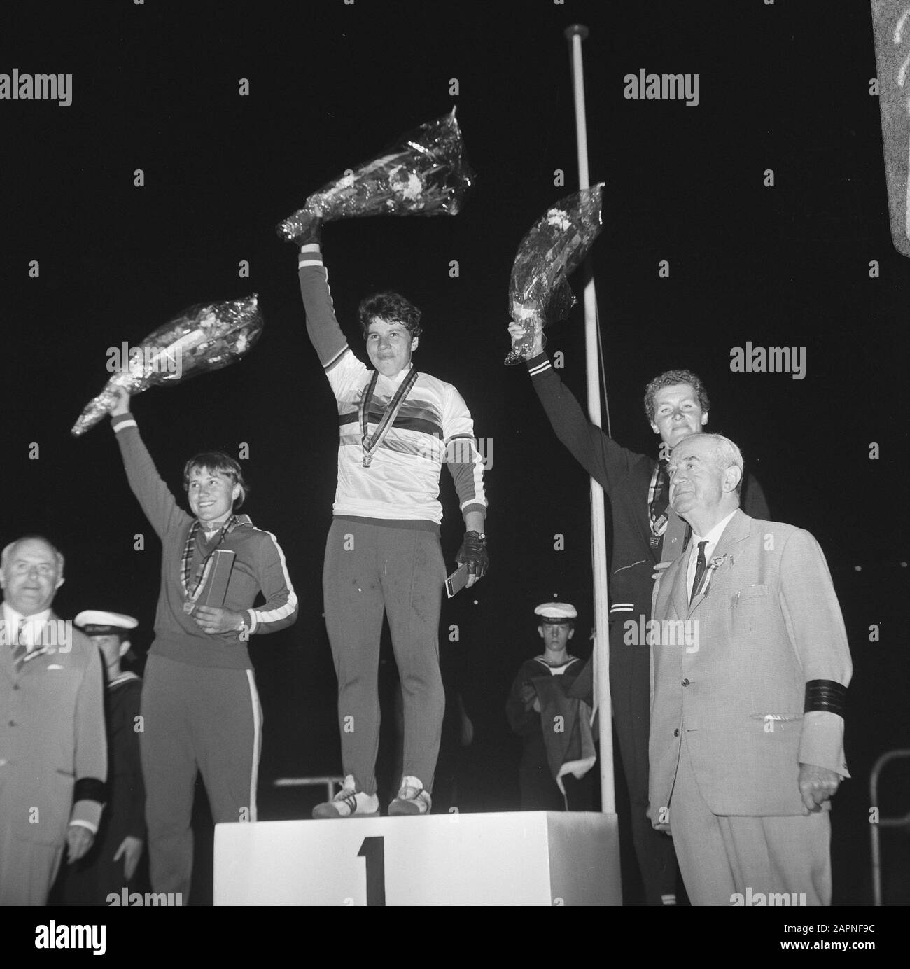 Radweltmeisterschaften. Die Zahlen 1.2 und 3 bei den Damen der Etappenjagd. Obodovskaja (2., Russland), Garkouchina (1. Russland), Burton (3., Großbritannien) Datum: 24. August 1967 Ort: Amsterdam Schlagwörter: Bahnradsport, Sport Stockfoto