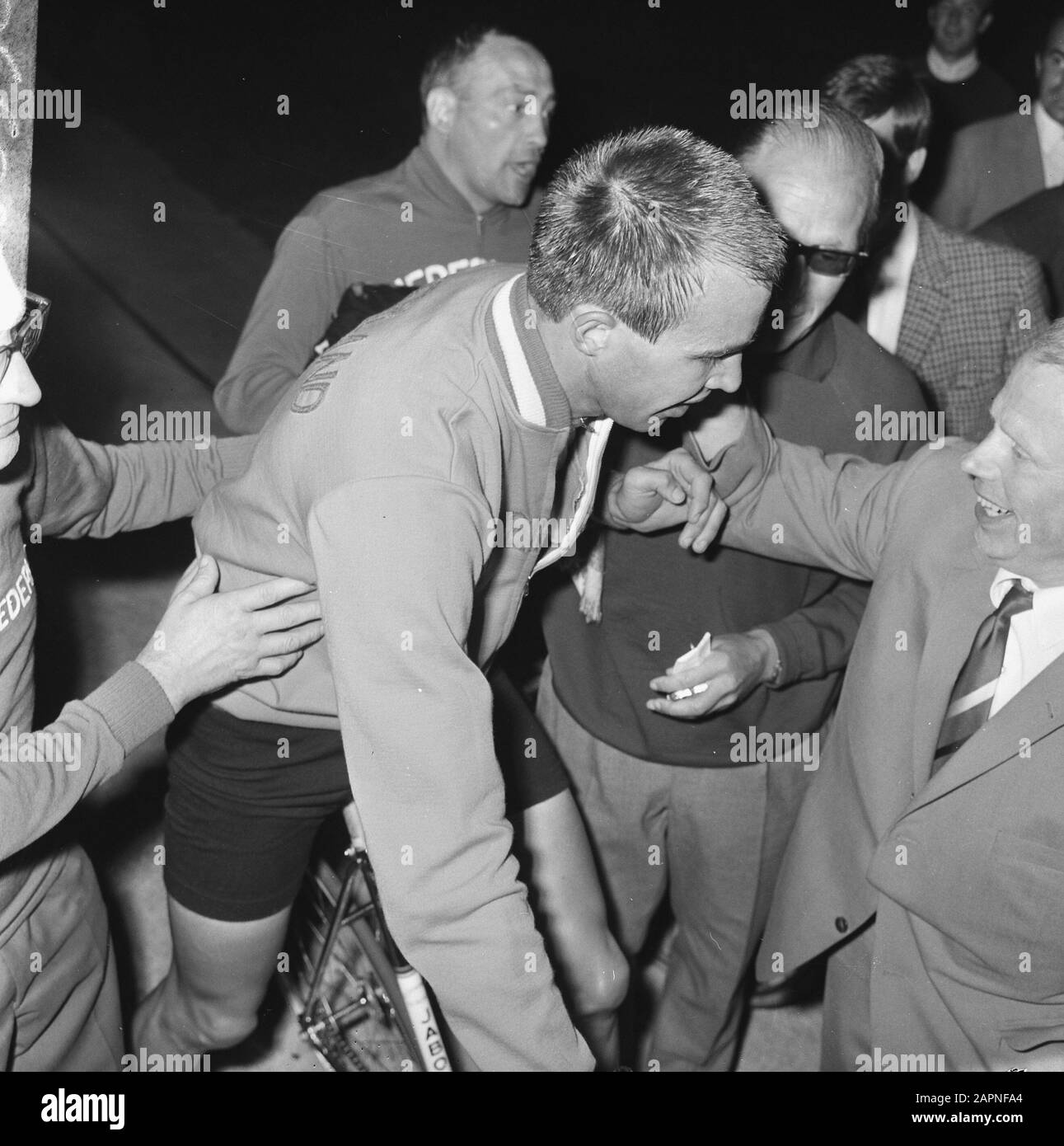 Radweltmeisterschaften, letzte Verfolgungs-Amateure. Gert Bongers geht vom Rad Datum: 25. August 1967 Ort: Amsterdam Schlagwörter: Bahnradsport, Name der Sportperson: Bongers, Gert Stockfoto