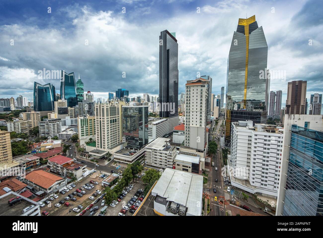 Die schöne und moderne Skyline von hohen Stadtgebäuden im Stadtzentrum Panamas unter einem blauen Himmel Stockfoto