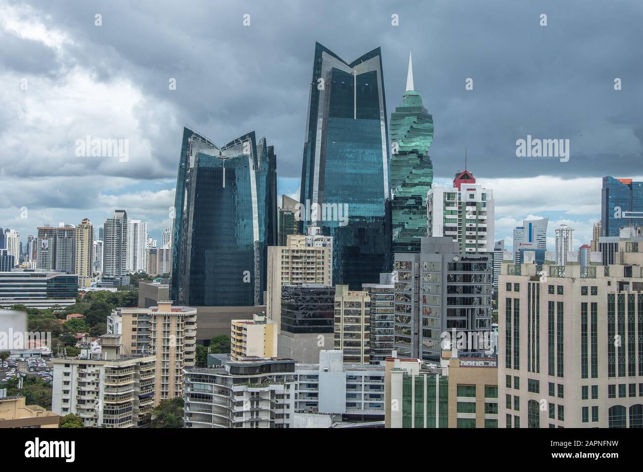 Die schöne und moderne Skyline von hohen Stadtgebäuden im Stadtzentrum Panamas unter einem blauen Himmel Stockfoto