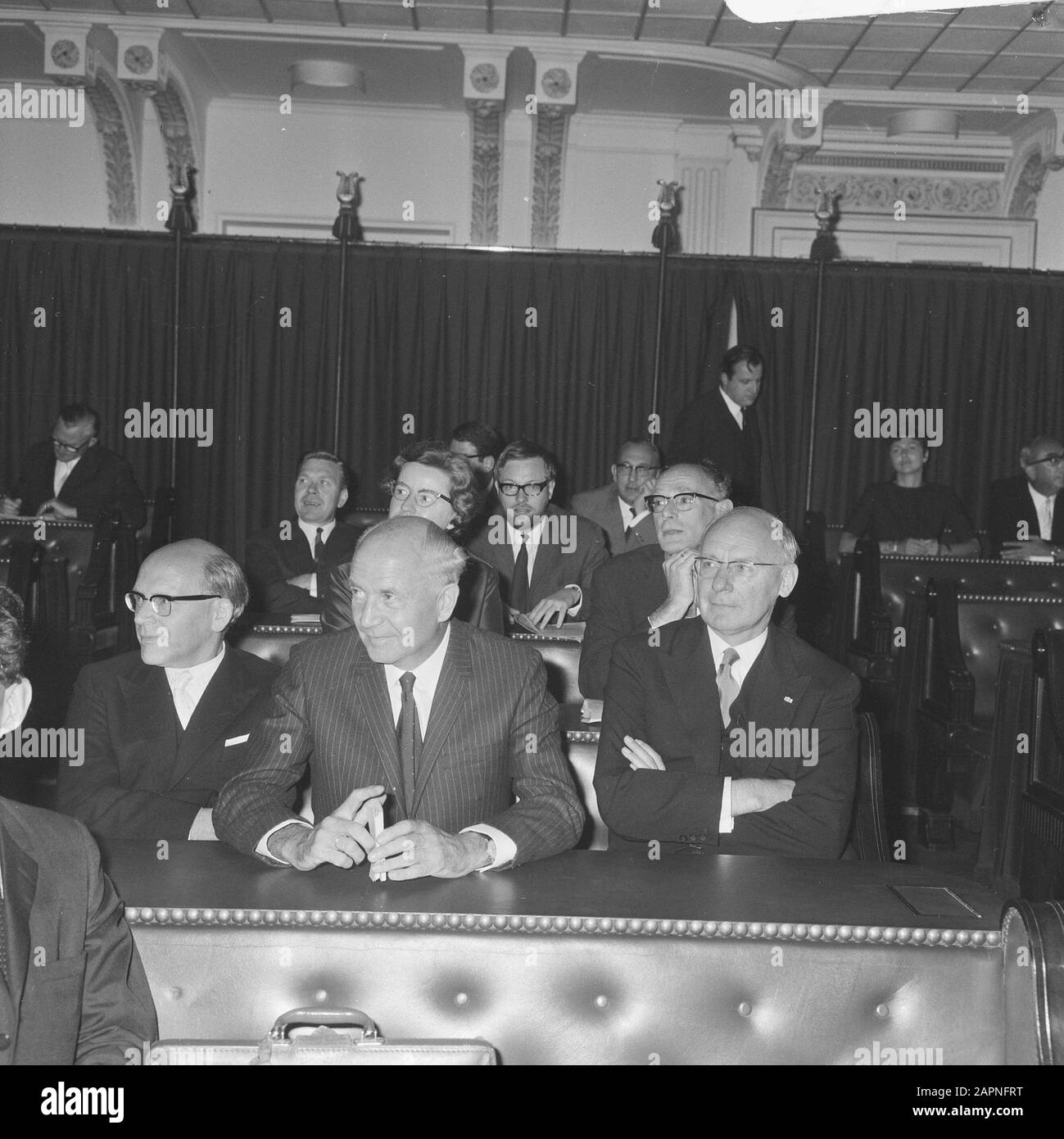 Sammlung/Archiv: Fotocollection Anefo Reportage/Serie: Anne Vondeling (PvdA) ist nach 5 Monaten im Haus Vondeling wieder in der Zweiten Kammer vertreten Datum: 17. September 1968 Ort: Den Haag, Zuid-Holland Schlüsselwörter: Gruppensportler, Parlamente, Politiker persönlicher Name: Vondeling, Anne Stockfoto