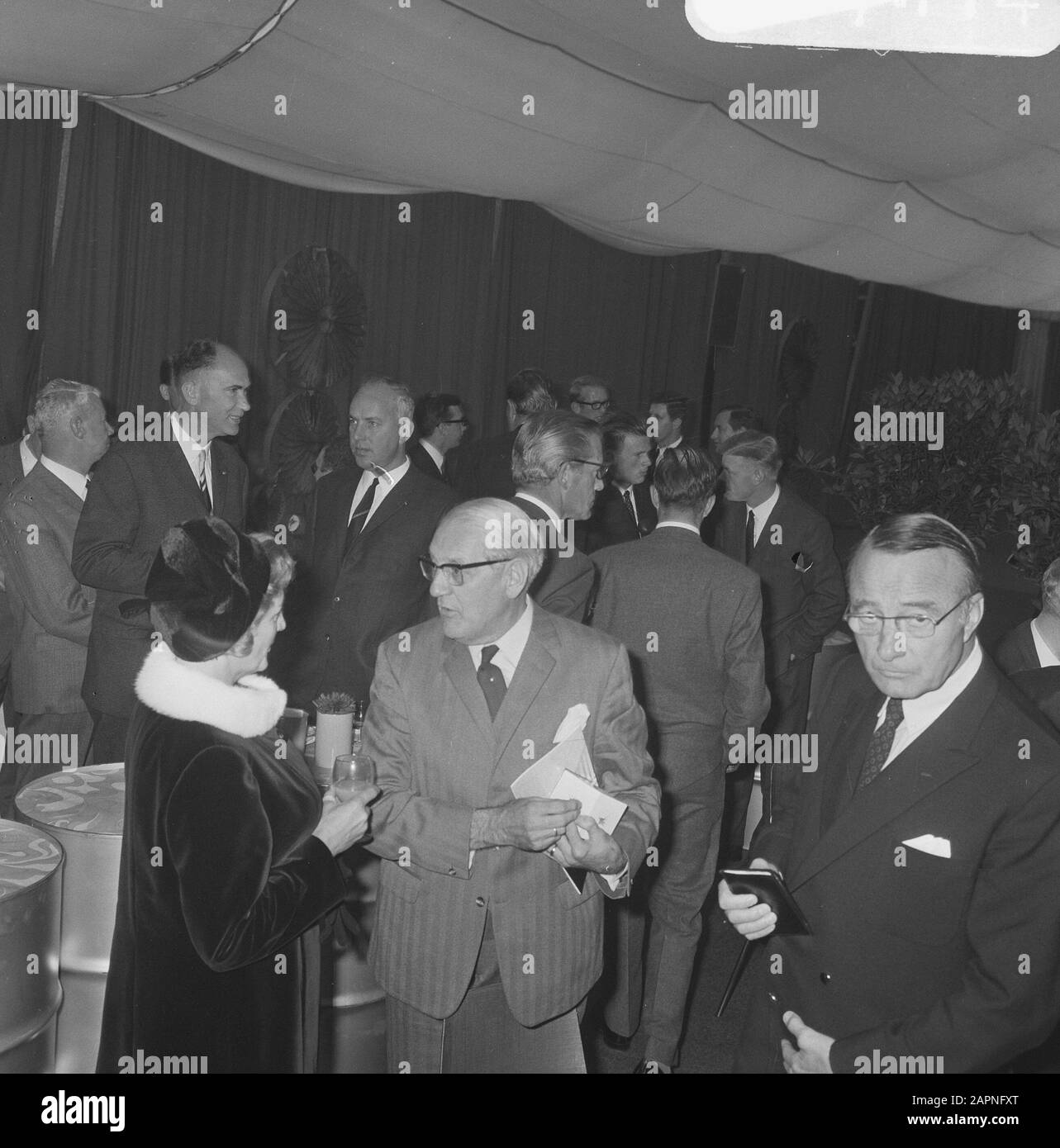 Offizielle Eröffnung durch Prins Bernhard von der Ölraffinerie Mobil in Amsterdam Empfang anlässlich des Eröffnungsterrets: 24. September 1968 Ort: Amsterdam, Noord-Holland Schlüsselwörter: Gruppenporträts, Empfänge Name Der Institution: Mobil Oil Stockfoto