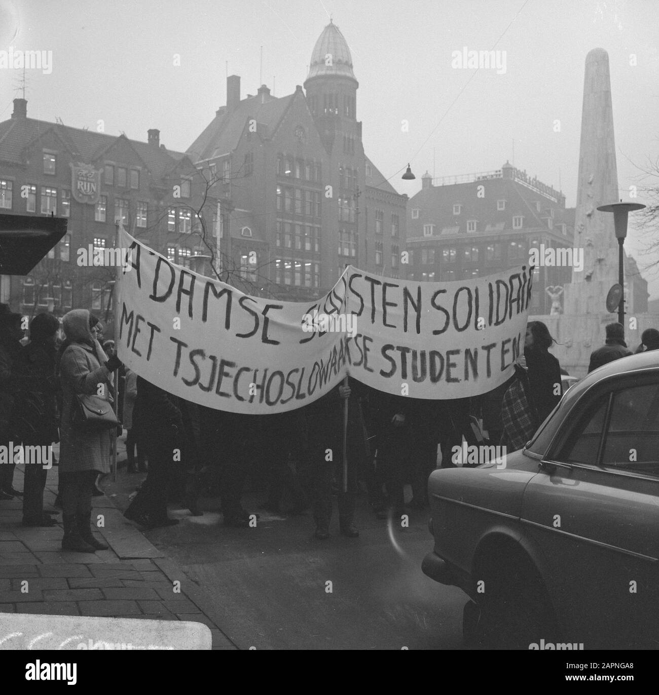 Studenten in Slavischer Sprache demonstrieren am Nationaldenkmal in Solidarität mit Tschechen Datum: 24. Januar 1969 Ort: Tschechische Republik Schlüsselwörter: Studenten, Demonstrationen, Denkmäler: Mieremet, Rob/Anefo Stockfoto