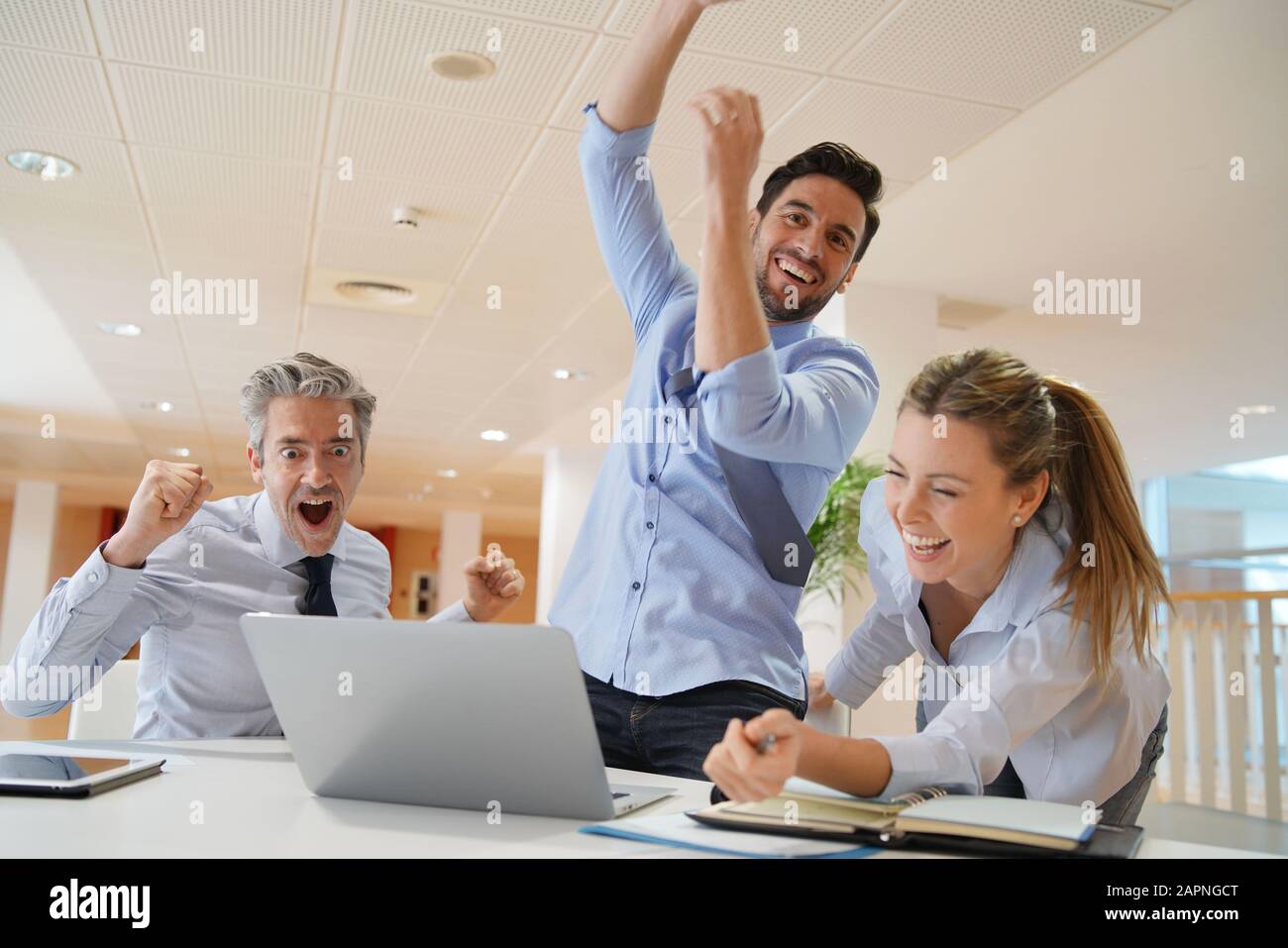Dynamic startup Team feiert erfolgreiche geschäftliche Ergebnisse Stockfoto