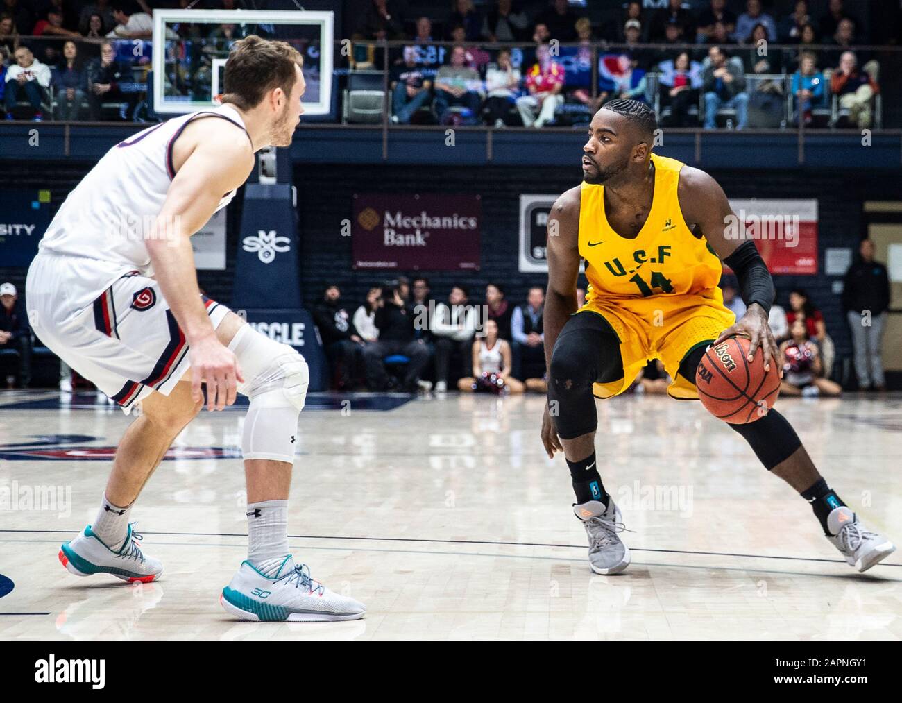 23. Januar 2020 Moraga CA, USA San Francisco Dons Guard Charles Minlend (14) fährt während des NCAA Men's Basketball Game zwischen San Francisco Dons und den Saint Mary's Gaels 48-58 verloren im McKeon Pavilion Moraga Calif. Thurman James/CSM zum Korb Stockfoto