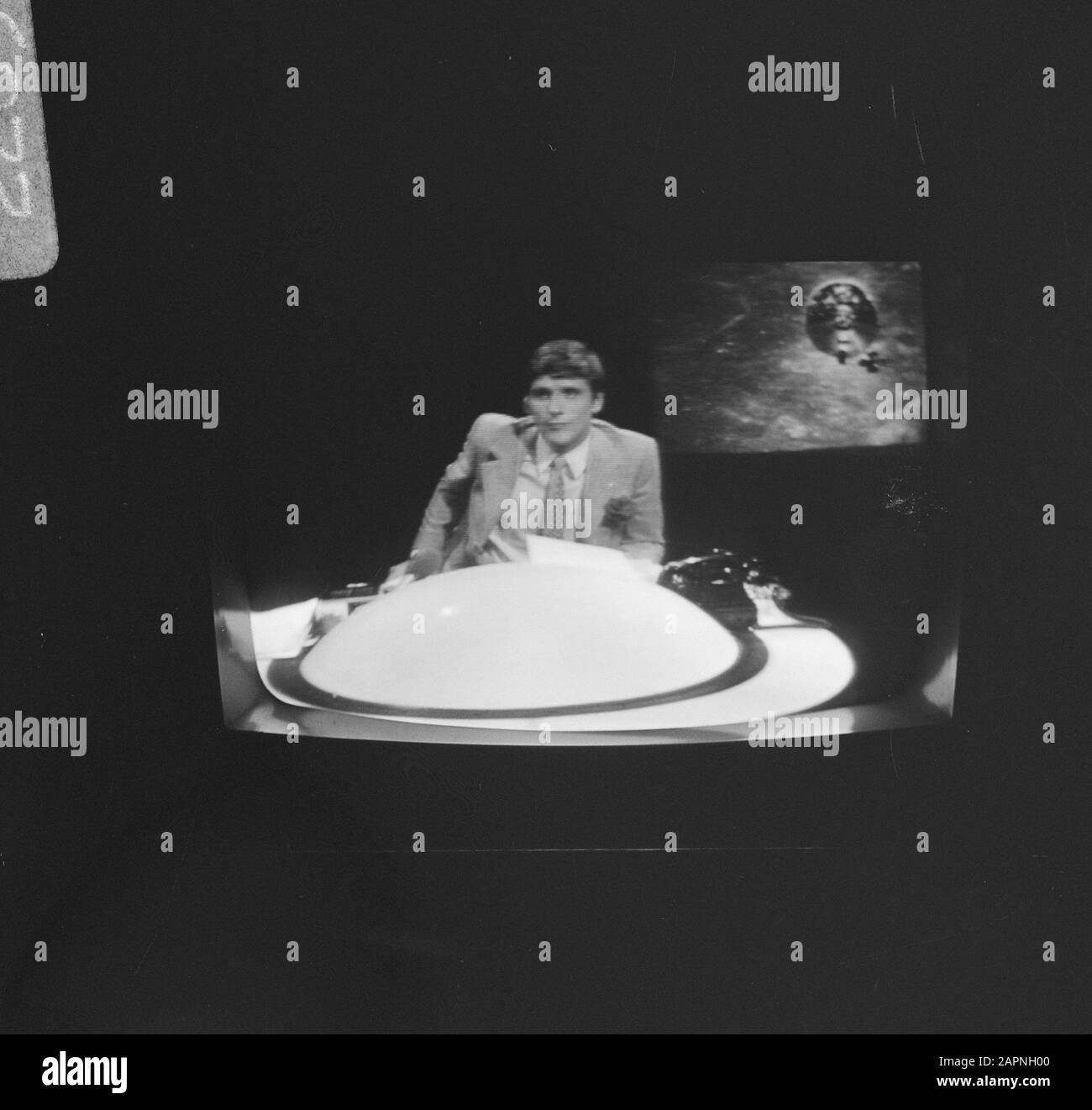 Amerikanische Astronauten landen auf dem Mond; Bilder von TV-Aufnahmen von Presenter Henk Terlingen Datum: 21. Juli 1969 Schlagwörter: Mondlandungen, Moderatoren, Raumfahrzeuge, Name der Fernsehperson: Terlingen, Henk Stockfoto
