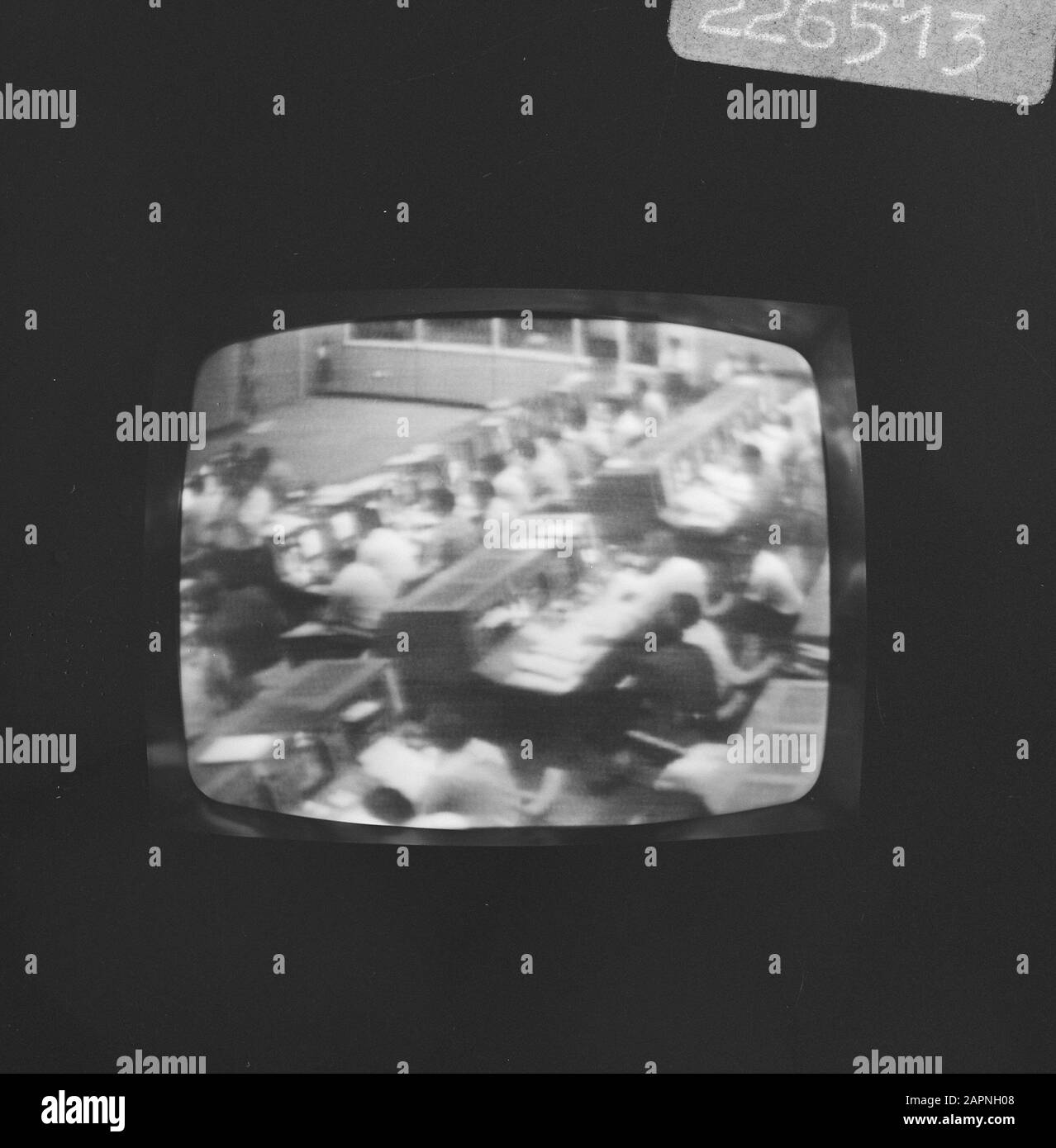 Amerikanische Astronauten landen auf dem Mond; Bilder vom Fernseher nahmen Das Weltraumzentrum in Houston auf: Kontrollraum Datum: 21. Juli 1969 Schlüsselwörter: Kontrollräume, Raumfahrzeuge, Fernsehen Stockfoto