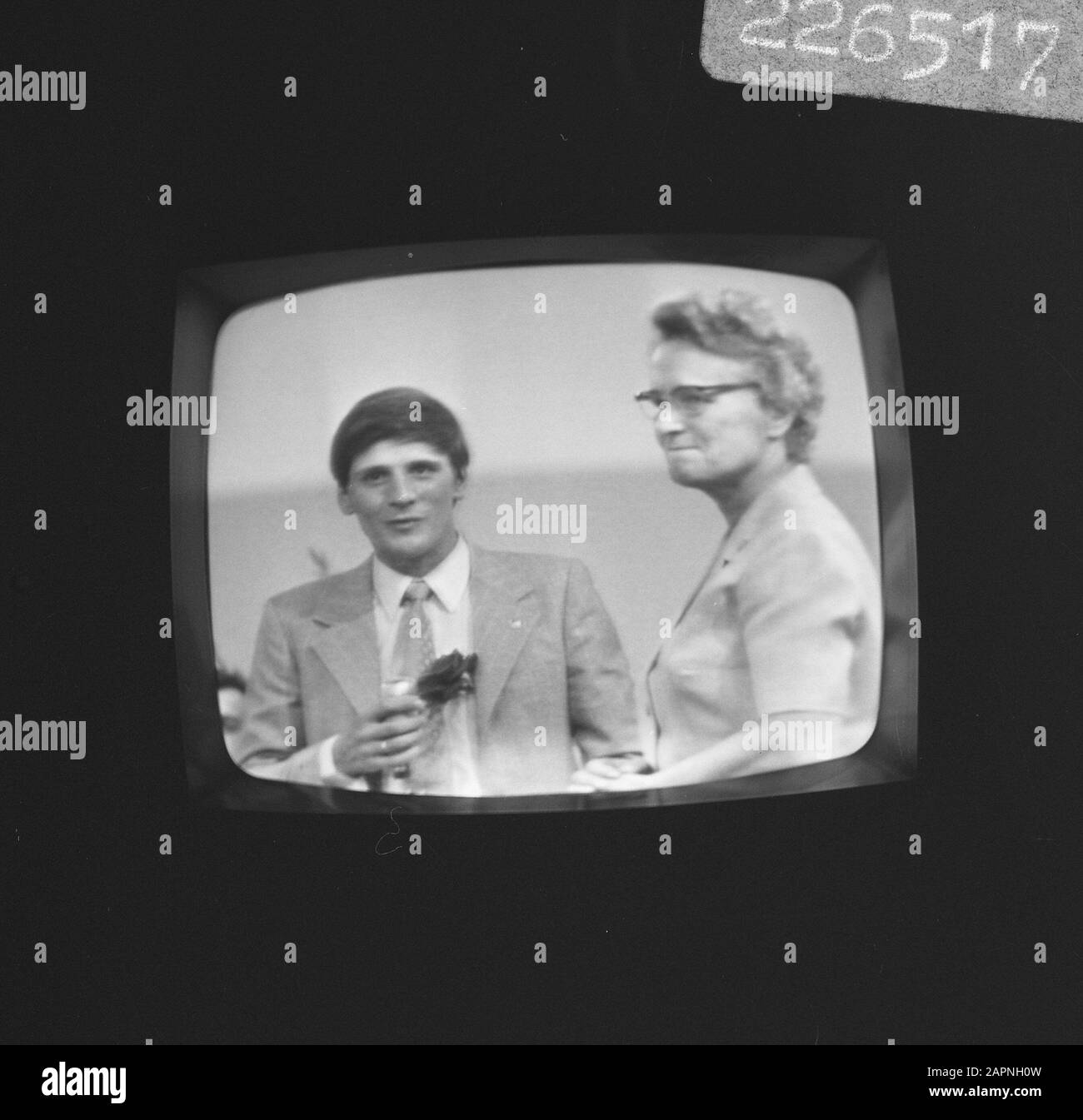 Amerikanische Astronauten landen auf dem Mond; Fernsehbilder von Presenter Henk Terlingen und Ministerin Marga Klompé Datum: 21. Juli 1969 Schlagwörter: Mondlandungen, Minister, Moderatoren, Spacesmans, Fernsehen Personenname: Klompé, Marga, Terlingen, Henk Stockfoto