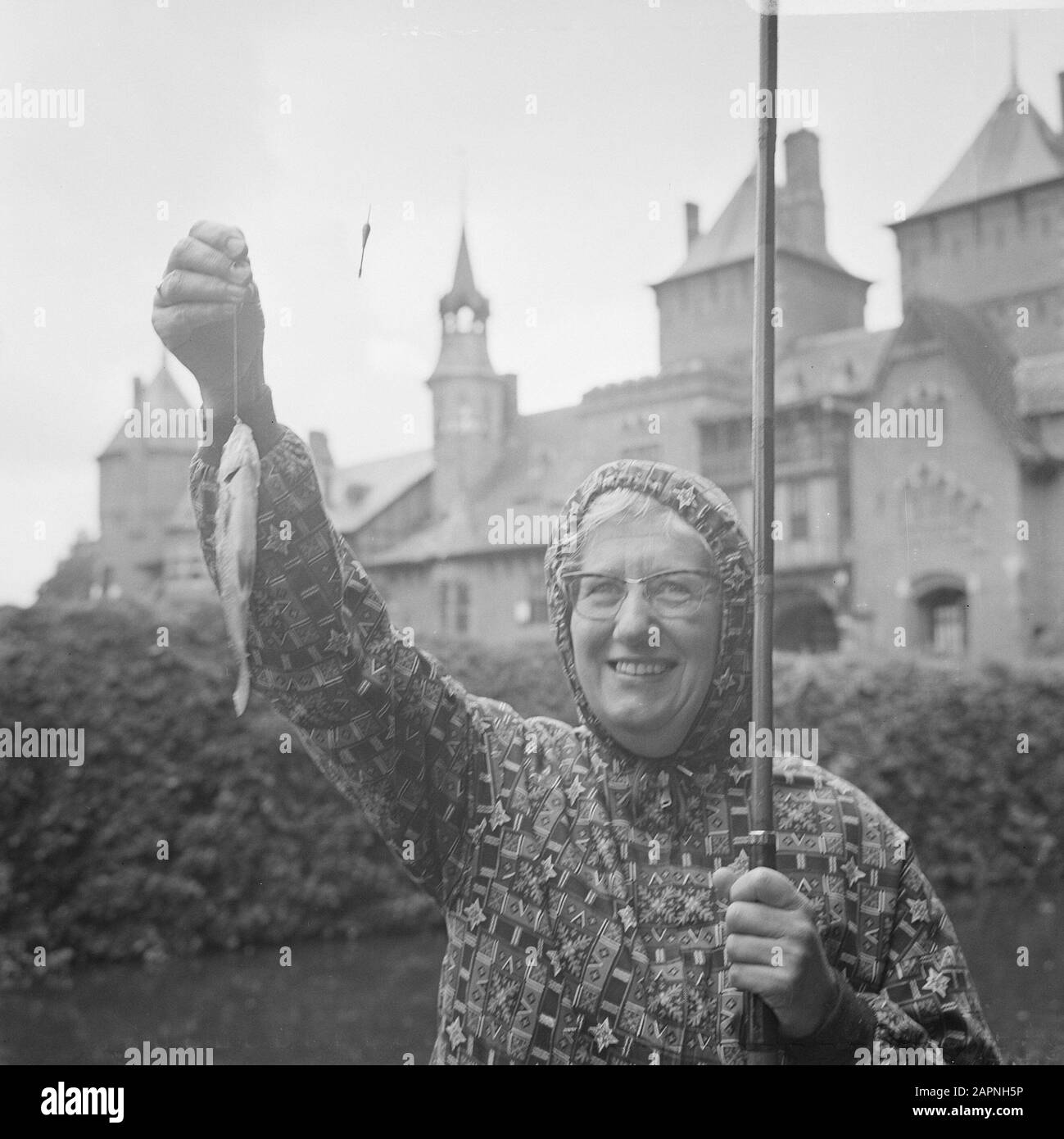 Angelwettbewerb von einigen II Abgeordneten und Vertretern der Ned. Presse in Teichen Schloss De Haar Haarzuilens: Mej. MR. E. A. Haars CHU mit Datum: 21. August 1969 Schlüsselwörter: Parlamentsmitglieder, Angler, Burgen, Teiche persönlicher Name: Mej. MR. E. A. HAARS CHU Stockfoto