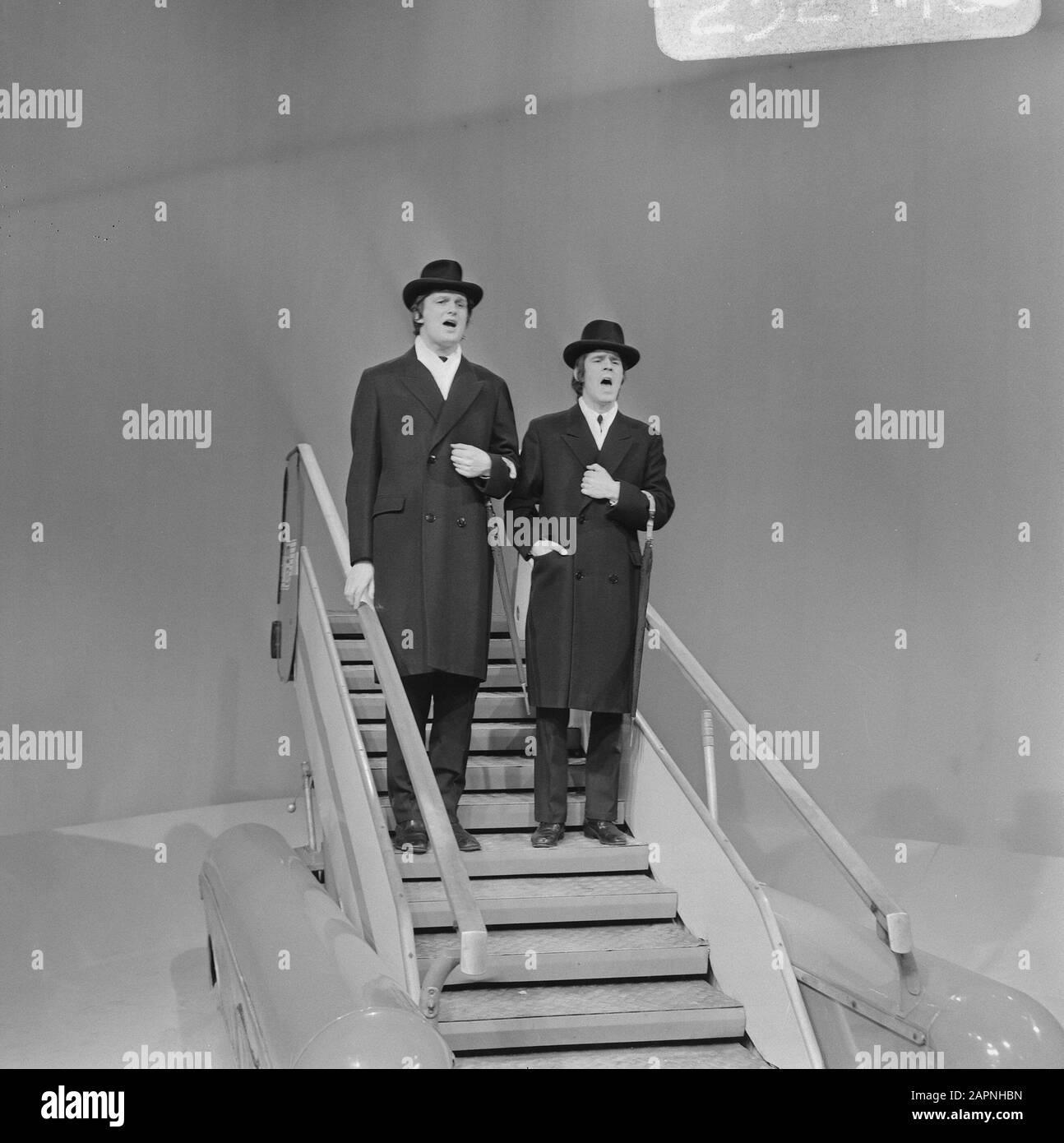 TV-Show von Vara Hadimassa. Kees van Kooten und Wim de BIE in Szene Datum: 3. Februar 1970 Schlagwörter: TV-Programme persönlicher Name: BIE, Wim de, Kooten, Kees van Stockfoto