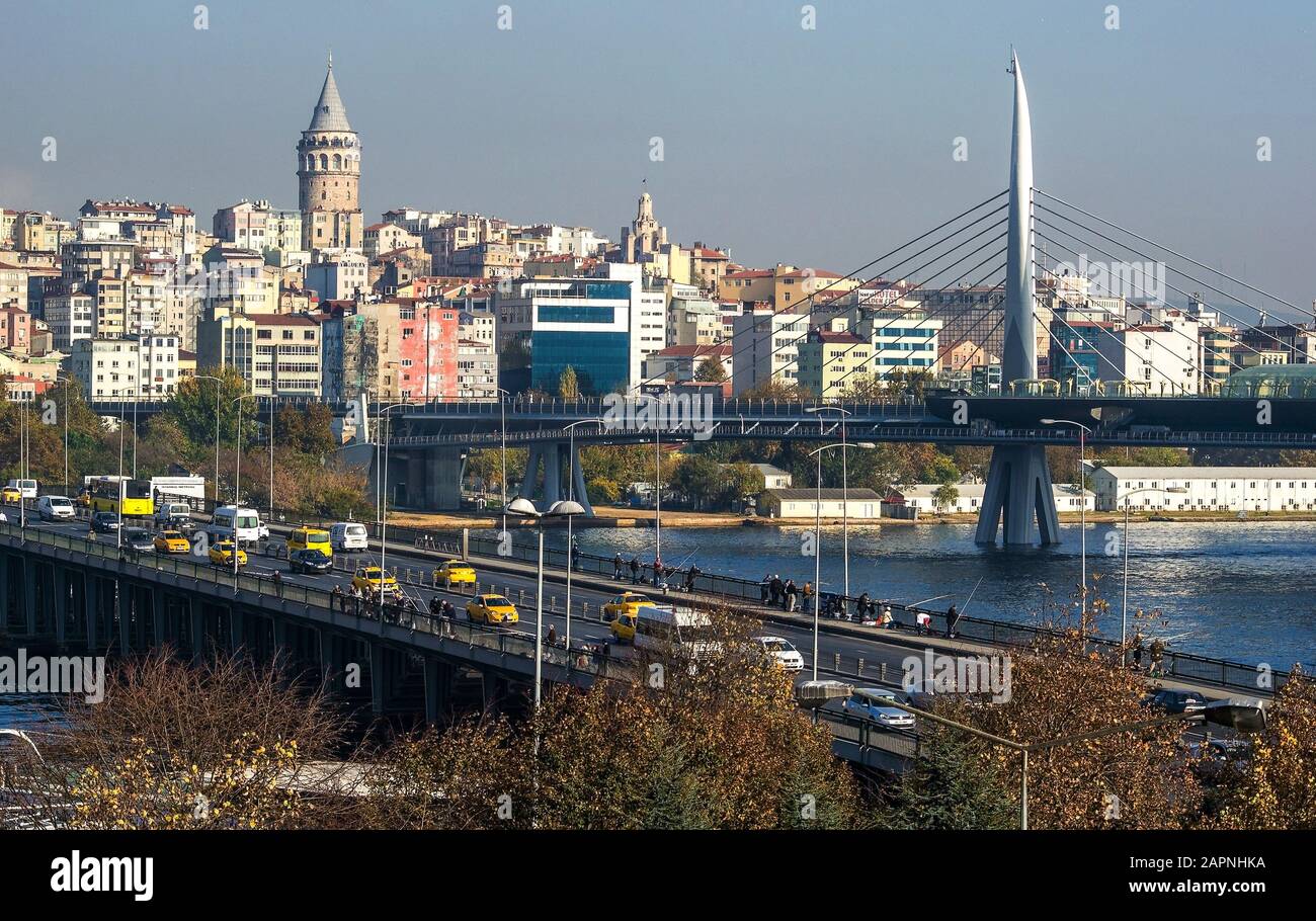 Istanbul, TÜRKEI, 22. NOVEMBER 2015: Atatürk-Brücke, U-Bahn-Brücke Panorama-Blick mit Galata-Turm - Istanbul, Türkei Stockfoto