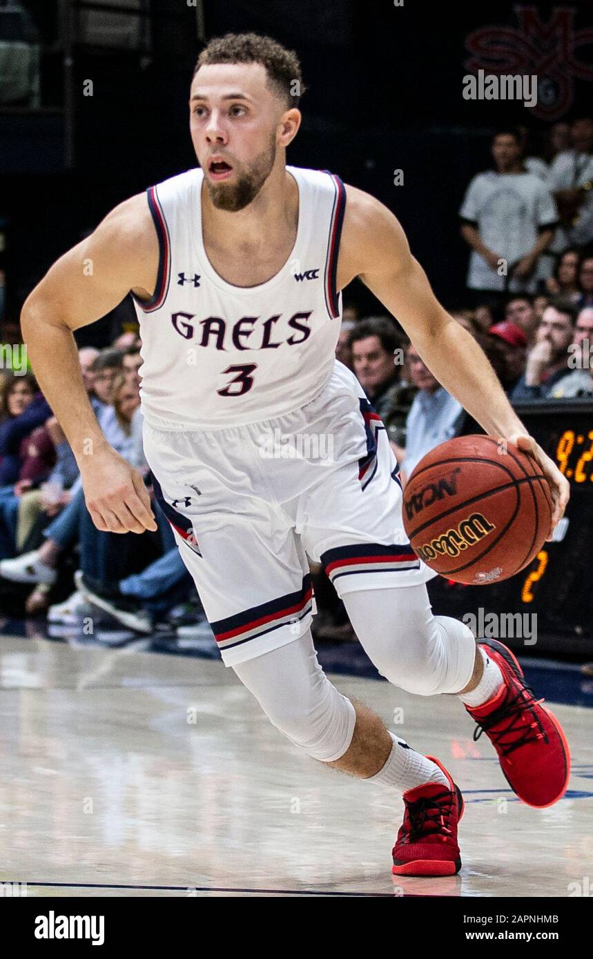 23. Januar 2020 Moraga CA, USA St. Mary's Gaels Guard Jordan Ford (3) fährt während des NCAA Männer Basketballspiels zwischen San Francisco Dons und dem Saint Mary's Gaels 58-48 Sieg im McKeon Pavilion Moraga Calif. Thurman James/CSM zum Hoop Stockfoto