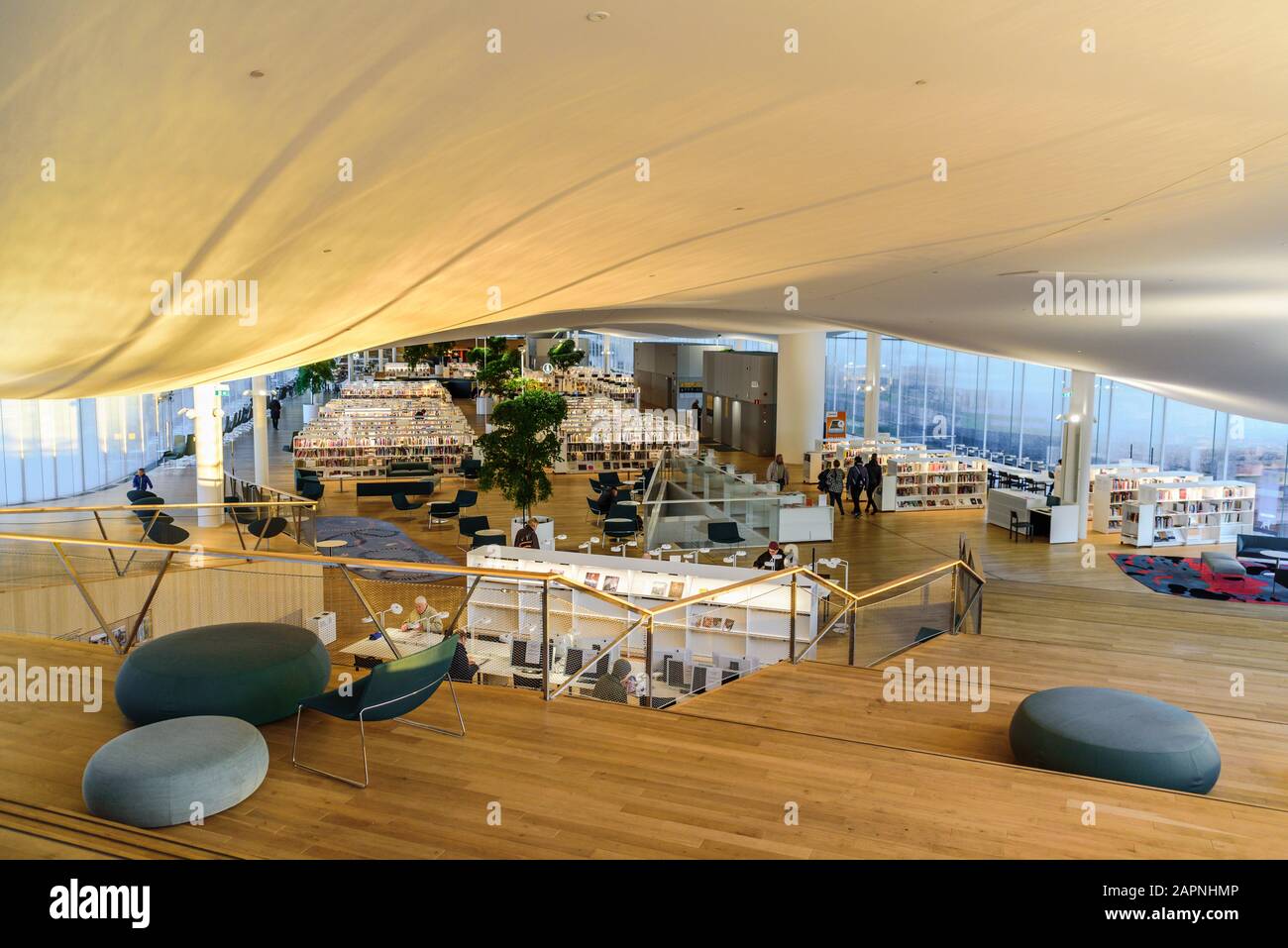 Helsinki, FINNLAND - 28. Dezember 2019: Zentralbibliothek Oodi in Helsinki - moderne Bibliothek. Innenbereich, Leseraum mit vielen Büchern und Stühlen Stockfoto