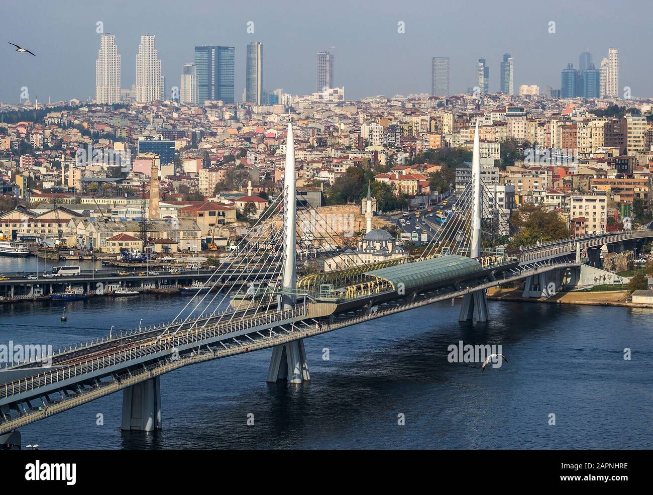 Atatürk-Brücke, U-Bahn-Brücke mit Panoramablick - Istanbul, Türkei Stockfoto