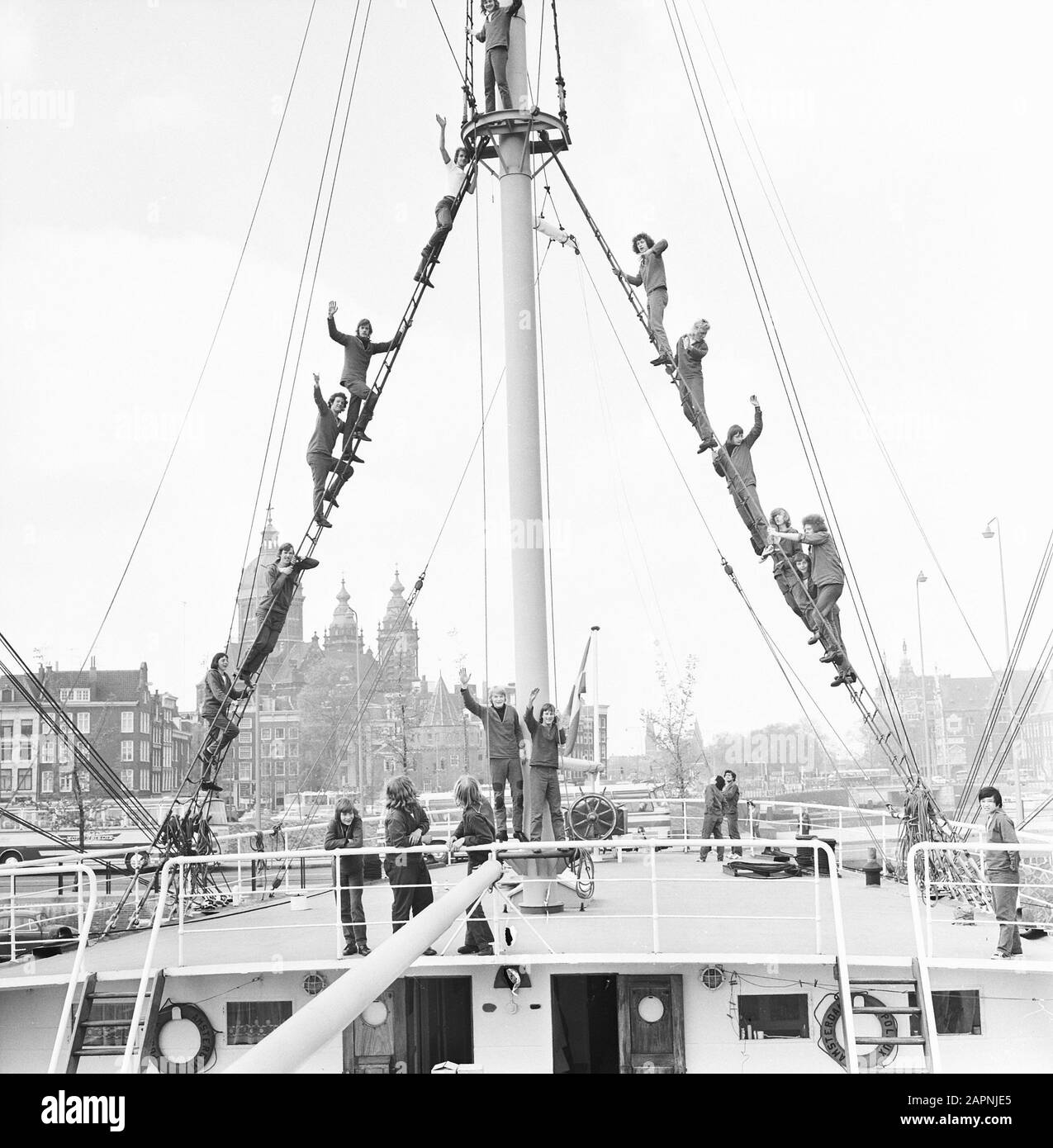 Die untere Seefahrtschule Pollux besteht aus 125 Jahren; Schüler in der Mitte des Ausbildungsschiffs bei Oosterdokkade Datum: 18. April 1974 Schlüsselwörter: PUPPINS, Name der Schiffseinrichtung: Pollux : Mieremet, Rob/Anefo Stockfoto
