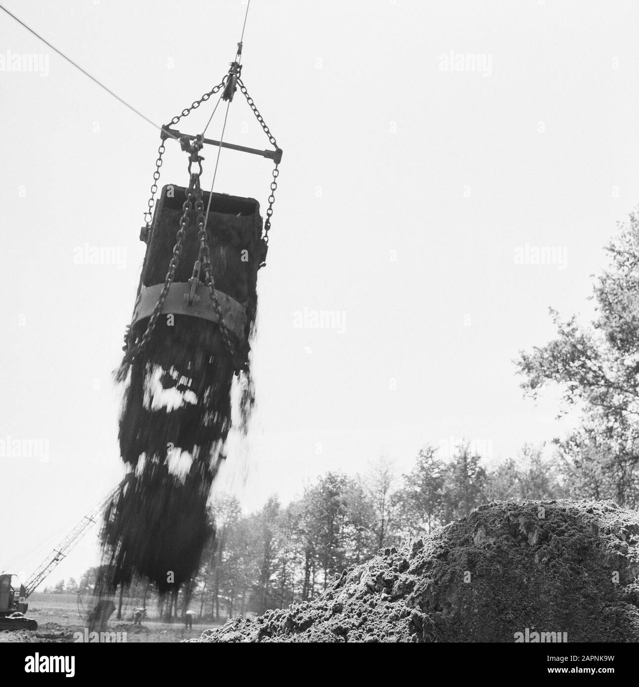 Bergbau, Bodenbearbeitung, Nivellierung, Bandanden, Draglines, Wasseregge Datum: Juli 1957 Ort: Almelo, Overijssel Schlüsselwörter: Bandanden, Draglines, Nivellierung, Bodenbearbeitung, Bergbau Personenname: Wasseregge Stockfoto